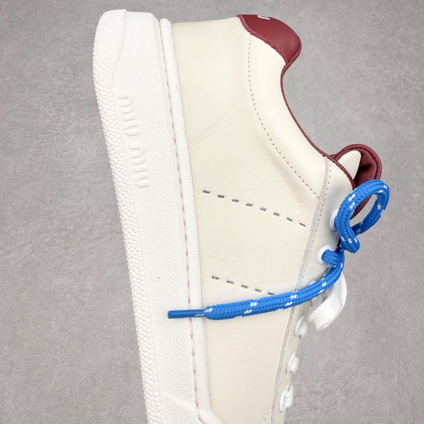 图片[6]-MiuMiu 百搭单品缪家早春新款 主打最新款 休闲小白鞋上新复古有时髦 上脚美炸了官网主推款 简约的格板设计 级具辨识度的鞋舌 上脚阳光 青春随意搭配 长裙 短裙 短裤 休闲系列都能穿出与众不同的风格 满满的夏季色彩 大底超轻IP发泡大底 内里头层牛里 面料一比一复刻 随意搭配 上脚舒适透气尺码：35 36 37 38 39 40-选品中心