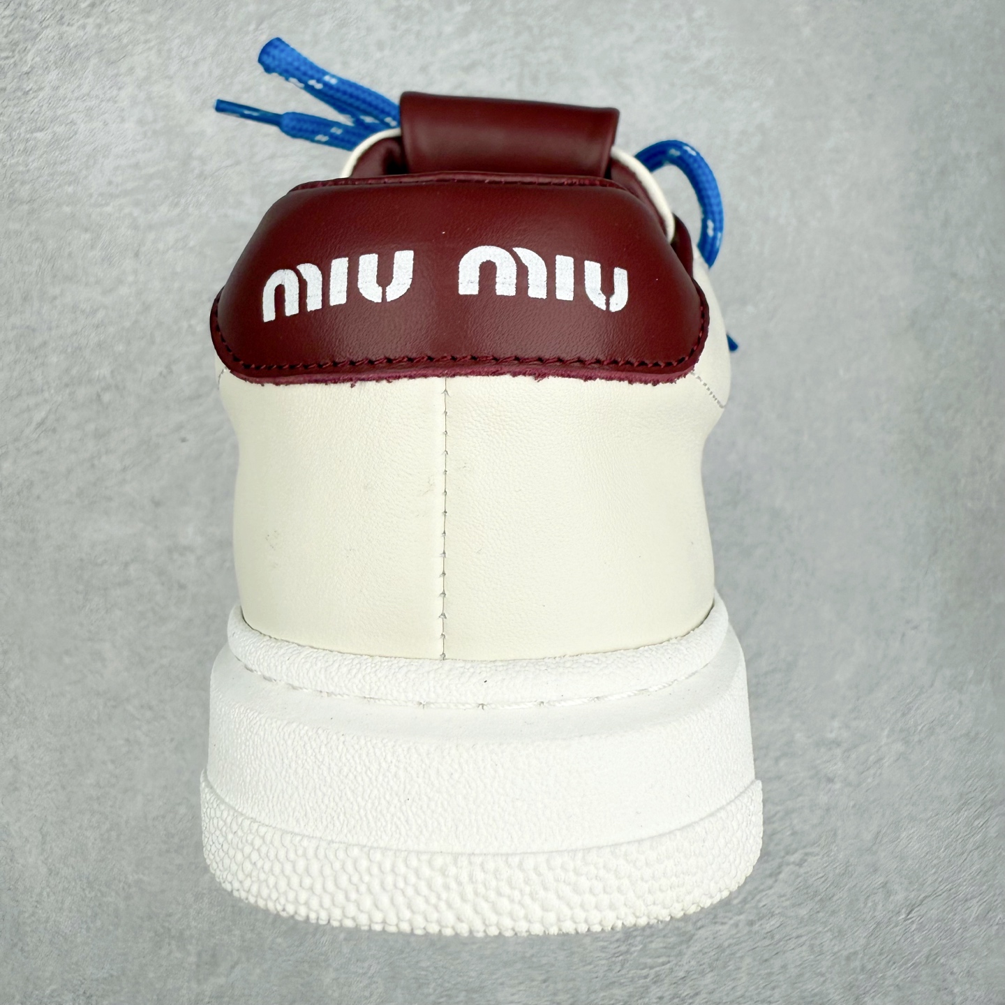 图片[8]-MiuMiu 百搭单品缪家早春新款 主打最新款 休闲小白鞋上新复古有时髦 上脚美炸了官网主推款 简约的格板设计 级具辨识度的鞋舌 上脚阳光 青春随意搭配 长裙 短裙 短裤 休闲系列都能穿出与众不同的风格 满满的夏季色彩 大底超轻IP发泡大底 内里头层牛里 面料一比一复刻 随意搭配 上脚舒适透气尺码：35 36 37 38 39 40-选品中心