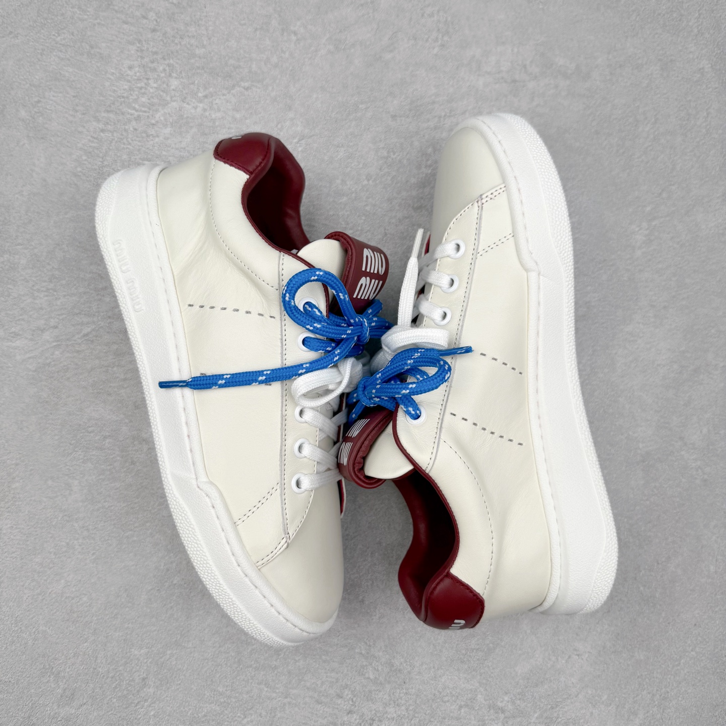 图片[3]-MiuMiu 百搭单品缪家早春新款 主打最新款 休闲小白鞋上新复古有时髦 上脚美炸了官网主推款 简约的格板设计 级具辨识度的鞋舌 上脚阳光 青春随意搭配 长裙 短裙 短裤 休闲系列都能穿出与众不同的风格 满满的夏季色彩 大底超轻IP发泡大底 内里头层牛里 面料一比一复刻 随意搭配 上脚舒适透气尺码：35 36 37 38 39 40-选品中心