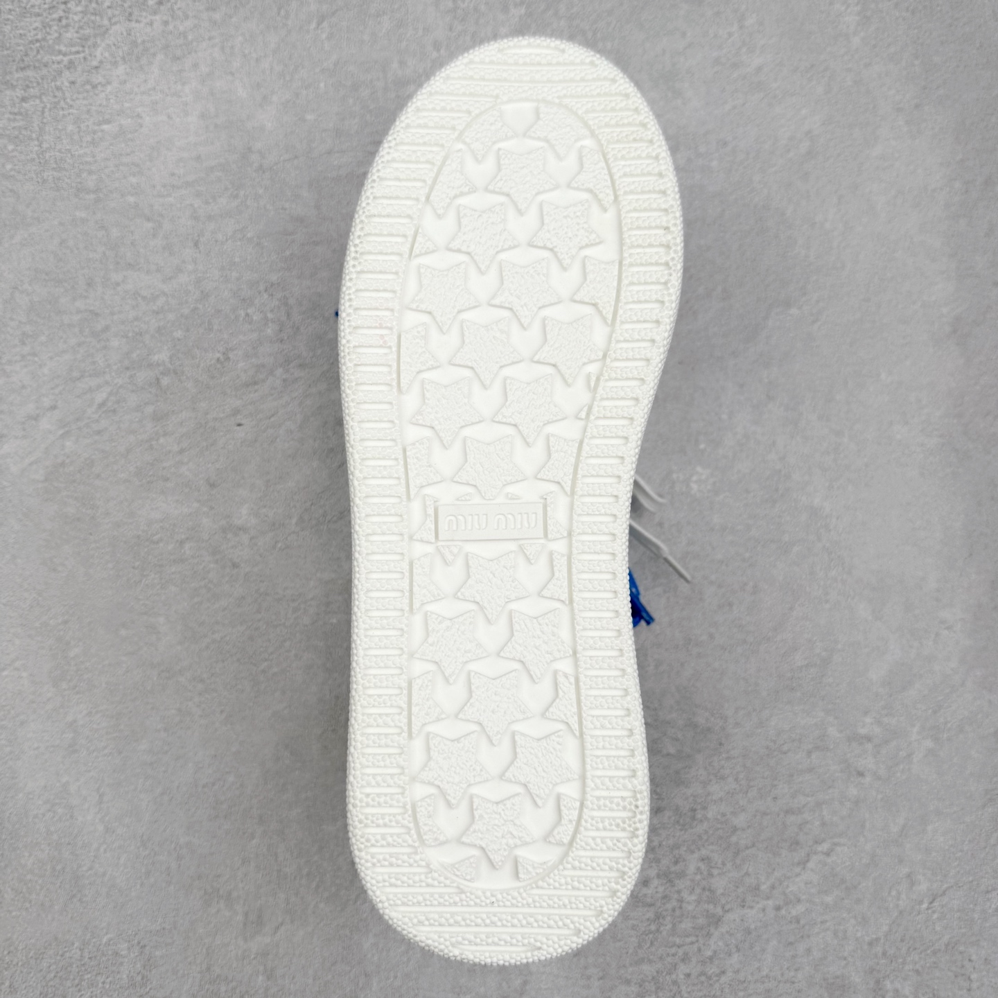 图片[9]-MiuMiu 百搭单品缪家早春新款 主打最新款 休闲小白鞋上新复古有时髦 上脚美炸了官网主推款 简约的格板设计 级具辨识度的鞋舌 上脚阳光 青春随意搭配 长裙 短裙 短裤 休闲系列都能穿出与众不同的风格 满满的夏季色彩 大底超轻IP发泡大底 内里头层牛里 面料一比一复刻 随意搭配 上脚舒适透气尺码：35 36 37 38 39 40-选品中心