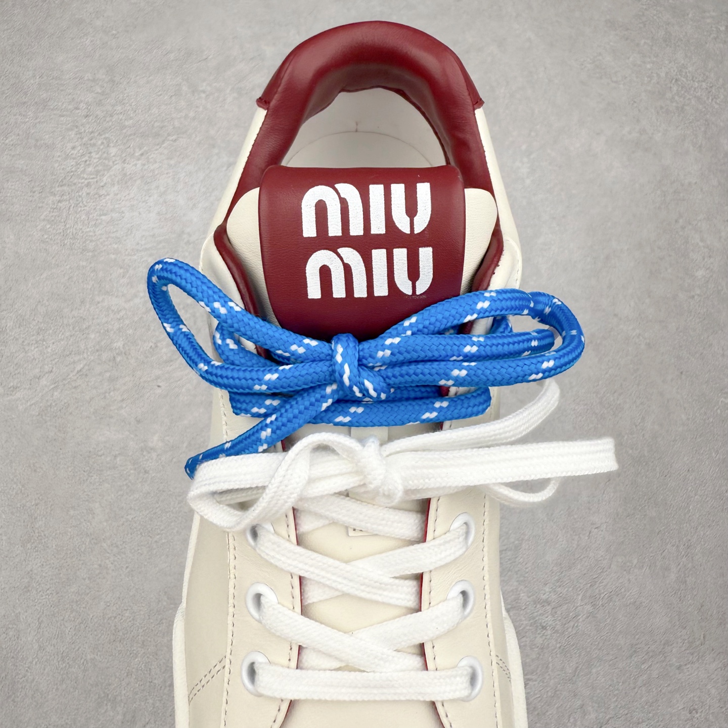 图片[5]-MiuMiu 百搭单品缪家早春新款 主打最新款 休闲小白鞋上新复古有时髦 上脚美炸了官网主推款 简约的格板设计 级具辨识度的鞋舌 上脚阳光 青春随意搭配 长裙 短裙 短裤 休闲系列都能穿出与众不同的风格 满满的夏季色彩 大底超轻IP发泡大底 内里头层牛里 面料一比一复刻 随意搭配 上脚舒适透气尺码：35 36 37 38 39 40-选品中心