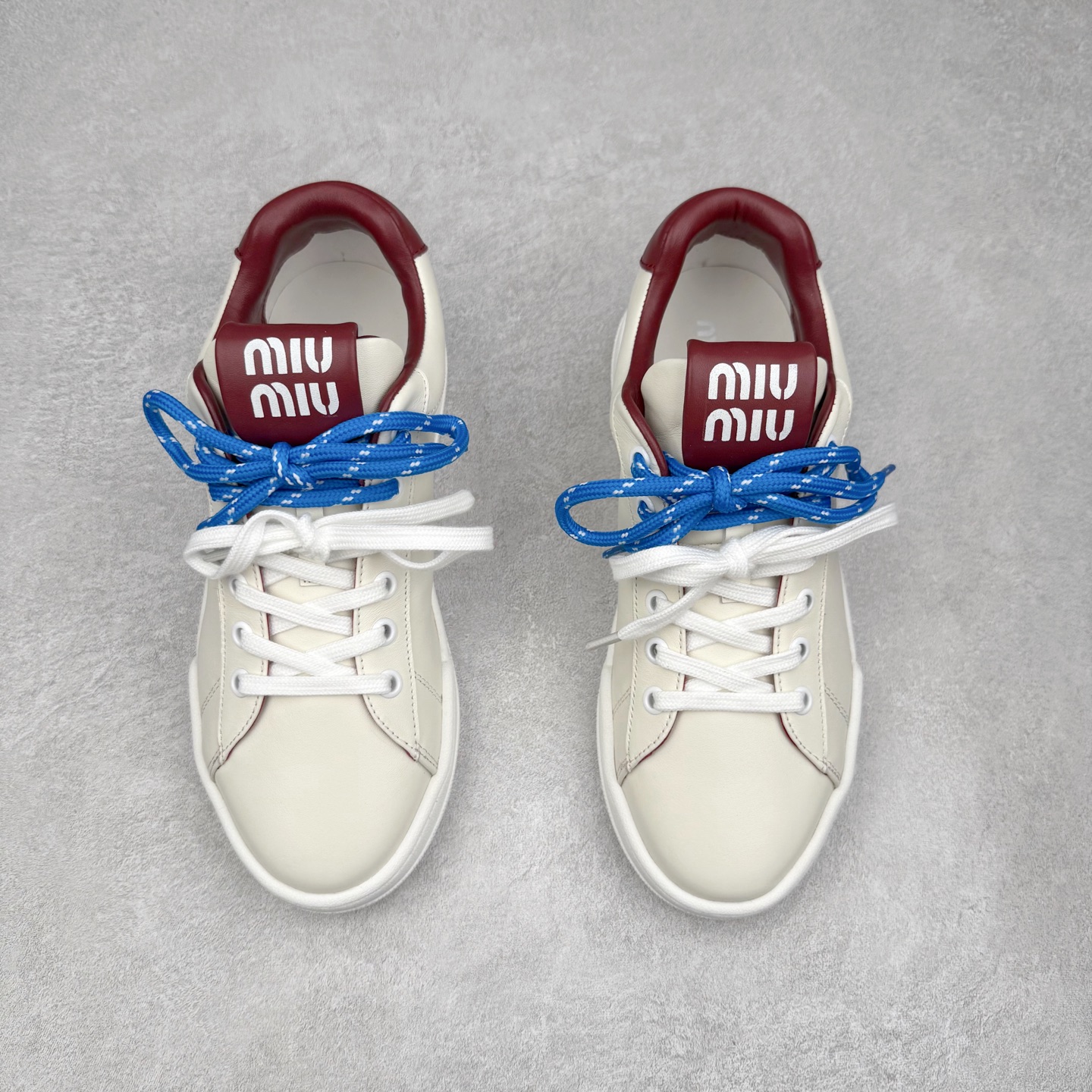 图片[2]-MiuMiu 百搭单品缪家早春新款 主打最新款 休闲小白鞋上新复古有时髦 上脚美炸了官网主推款 简约的格板设计 级具辨识度的鞋舌 上脚阳光 青春随意搭配 长裙 短裙 短裤 休闲系列都能穿出与众不同的风格 满满的夏季色彩 大底超轻IP发泡大底 内里头层牛里 面料一比一复刻 随意搭配 上脚舒适透气尺码：35 36 37 38 39 40-选品中心