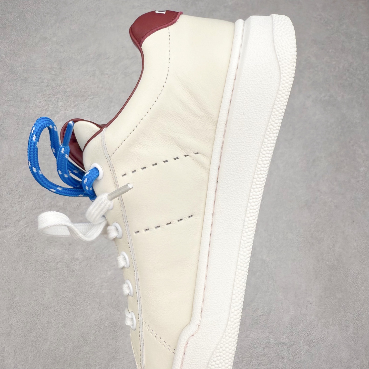 图片[7]-MiuMiu 百搭单品缪家早春新款 主打最新款 休闲小白鞋上新复古有时髦 上脚美炸了官网主推款 简约的格板设计 级具辨识度的鞋舌 上脚阳光 青春随意搭配 长裙 短裙 短裤 休闲系列都能穿出与众不同的风格 满满的夏季色彩 大底超轻IP发泡大底 内里头层牛里 面料一比一复刻 随意搭配 上脚舒适透气尺码：35 36 37 38 39 40-选品中心