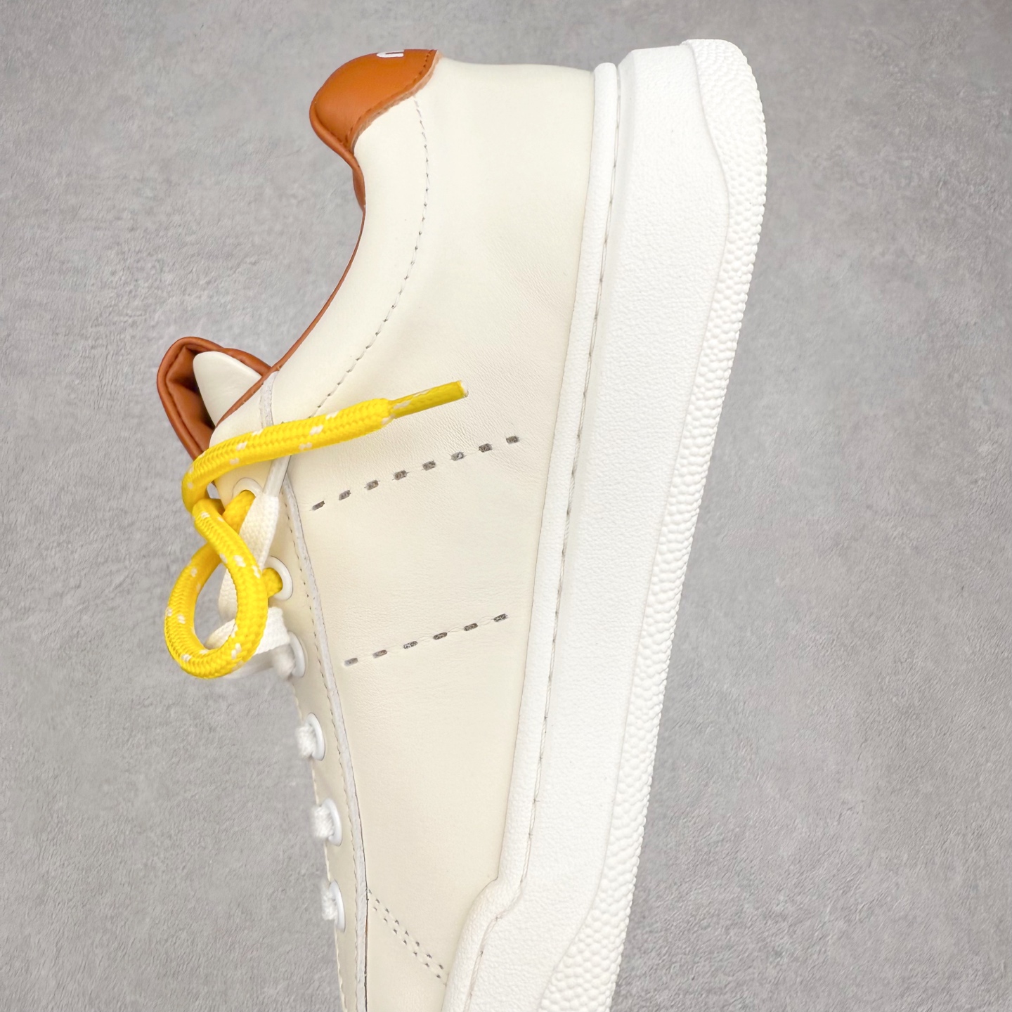 图片[7]-MiuMiu 百搭单品缪家早春新款 主打最新款 休闲小白鞋上新复古有时髦 上脚美炸了官网主推款 简约的格板设计 级具辨识度的鞋舌 上脚阳光 青春随意搭配 长裙 短裙 短裤 休闲系列都能穿出与众不同的风格 满满的夏季色彩 大底超轻IP发泡大底 内里头层牛里 面料一比一复刻 随意搭配 上脚舒适透气尺码：35 36 37 38 39 40-选品中心