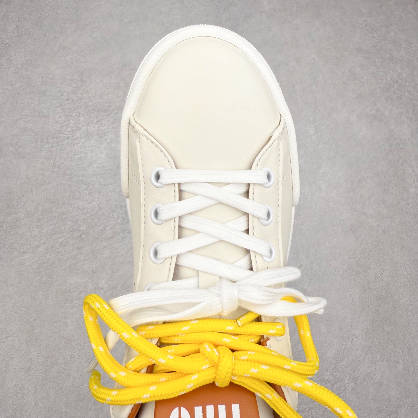 图片[4]-MiuMiu 百搭单品缪家早春新款 主打最新款 休闲小白鞋上新复古有时髦 上脚美炸了官网主推款 简约的格板设计 级具辨识度的鞋舌 上脚阳光 青春随意搭配 长裙 短裙 短裤 休闲系列都能穿出与众不同的风格 满满的夏季色彩 大底超轻IP发泡大底 内里头层牛里 面料一比一复刻 随意搭配 上脚舒适透气尺码：35 36 37 38 39 40-选品中心