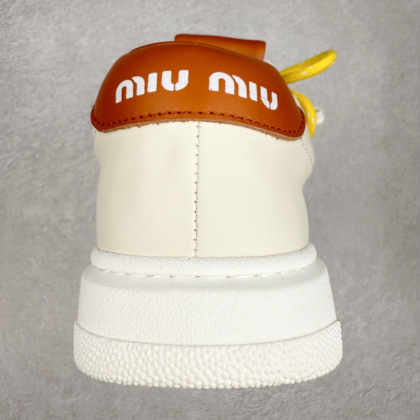 图片[8]-MiuMiu 百搭单品缪家早春新款 主打最新款 休闲小白鞋上新复古有时髦 上脚美炸了官网主推款 简约的格板设计 级具辨识度的鞋舌 上脚阳光 青春随意搭配 长裙 短裙 短裤 休闲系列都能穿出与众不同的风格 满满的夏季色彩 大底超轻IP发泡大底 内里头层牛里 面料一比一复刻 随意搭配 上脚舒适透气尺码：35 36 37 38 39 40-选品中心