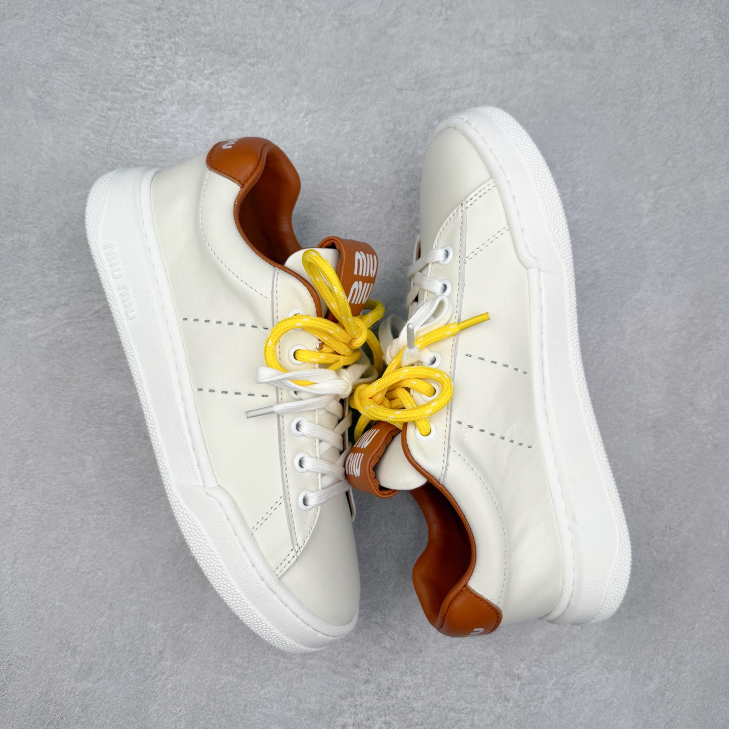 图片[3]-MiuMiu 百搭单品缪家早春新款 主打最新款 休闲小白鞋上新复古有时髦 上脚美炸了官网主推款 简约的格板设计 级具辨识度的鞋舌 上脚阳光 青春随意搭配 长裙 短裙 短裤 休闲系列都能穿出与众不同的风格 满满的夏季色彩 大底超轻IP发泡大底 内里头层牛里 面料一比一复刻 随意搭配 上脚舒适透气尺码：35 36 37 38 39 40-选品中心