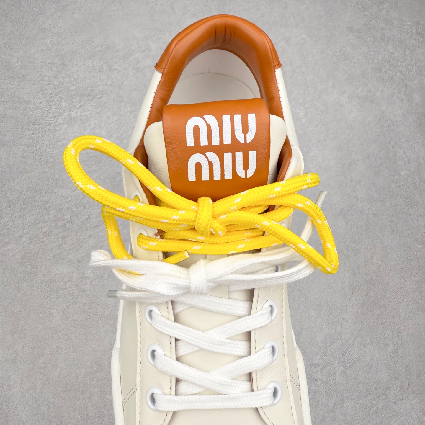 图片[5]-MiuMiu 百搭单品缪家早春新款 主打最新款 休闲小白鞋上新复古有时髦 上脚美炸了官网主推款 简约的格板设计 级具辨识度的鞋舌 上脚阳光 青春随意搭配 长裙 短裙 短裤 休闲系列都能穿出与众不同的风格 满满的夏季色彩 大底超轻IP发泡大底 内里头层牛里 面料一比一复刻 随意搭配 上脚舒适透气尺码：35 36 37 38 39 40-选品中心