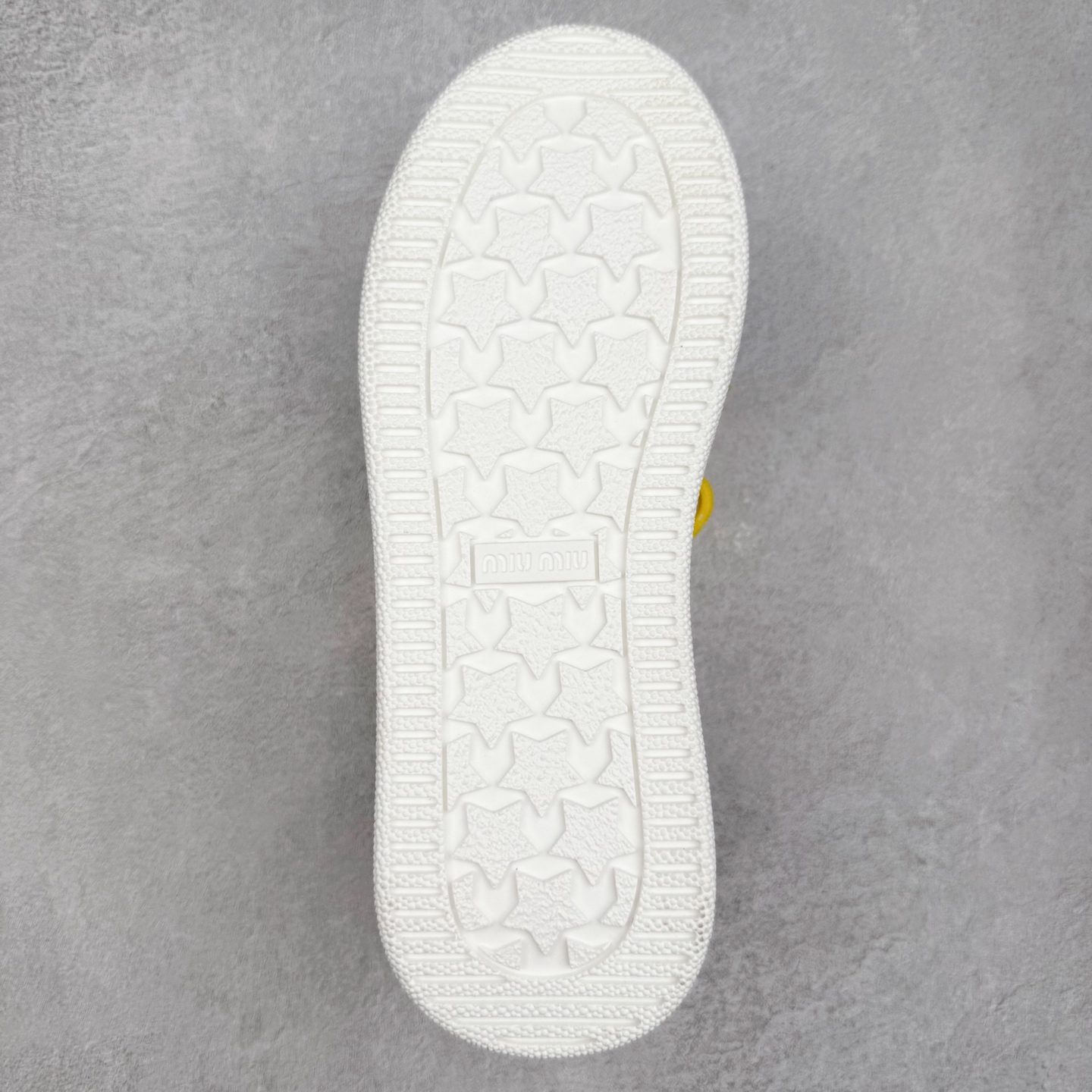 图片[9]-MiuMiu 百搭单品缪家早春新款 主打最新款 休闲小白鞋上新复古有时髦 上脚美炸了官网主推款 简约的格板设计 级具辨识度的鞋舌 上脚阳光 青春随意搭配 长裙 短裙 短裤 休闲系列都能穿出与众不同的风格 满满的夏季色彩 大底超轻IP发泡大底 内里头层牛里 面料一比一复刻 随意搭配 上脚舒适透气尺码：35 36 37 38 39 40-选品中心