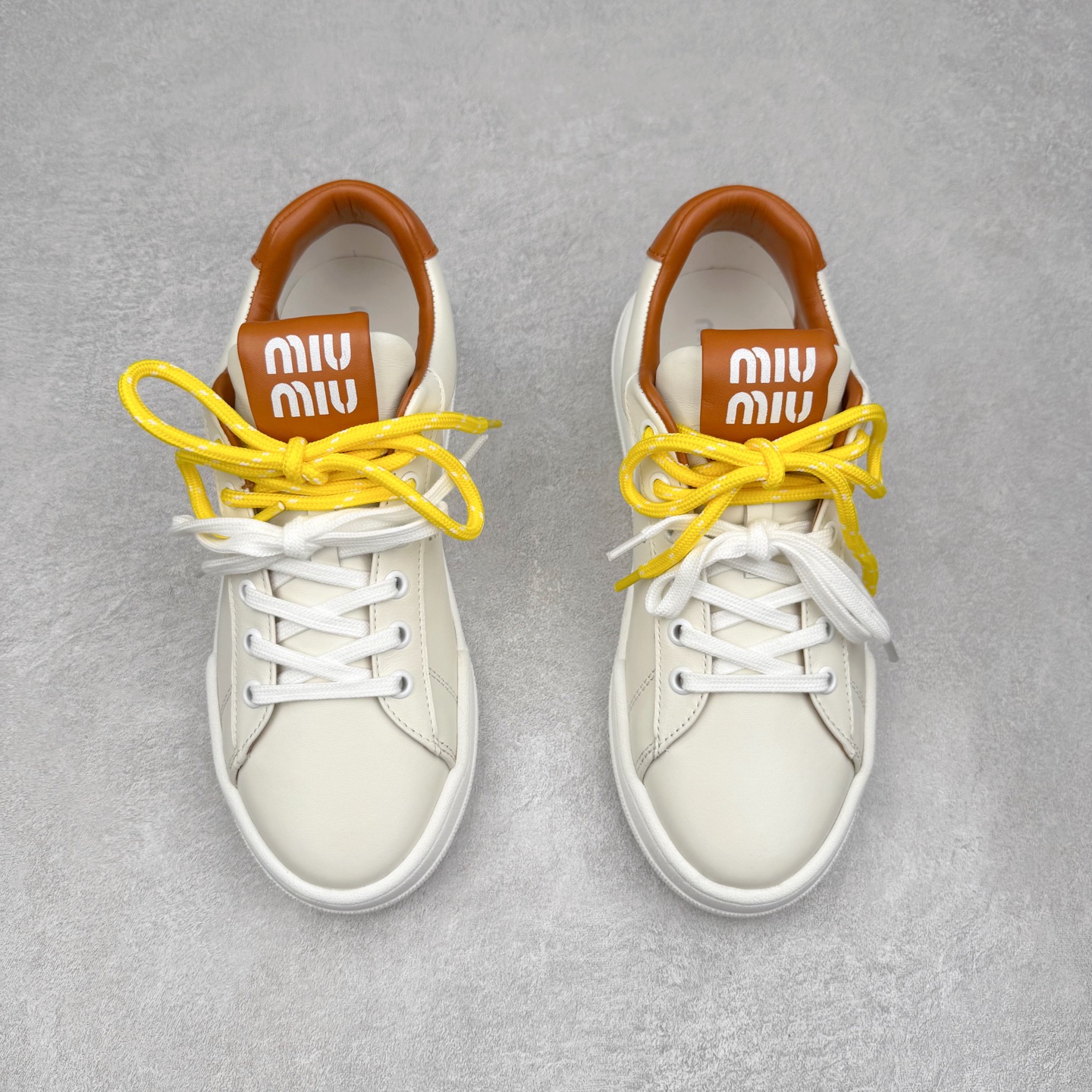 图片[2]-MiuMiu 百搭单品缪家早春新款 主打最新款 休闲小白鞋上新复古有时髦 上脚美炸了官网主推款 简约的格板设计 级具辨识度的鞋舌 上脚阳光 青春随意搭配 长裙 短裙 短裤 休闲系列都能穿出与众不同的风格 满满的夏季色彩 大底超轻IP发泡大底 内里头层牛里 面料一比一复刻 随意搭配 上脚舒适透气尺码：35 36 37 38 39 40-选品中心