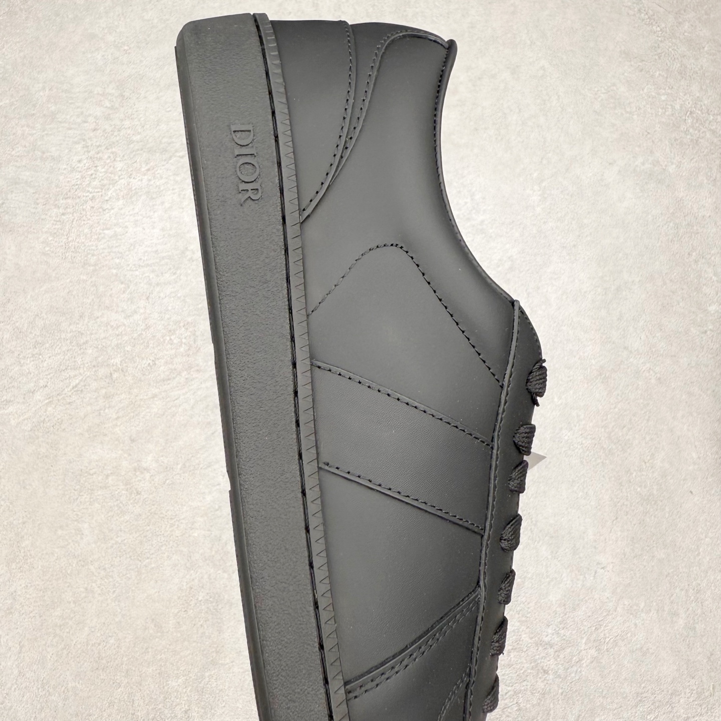 图片[6]-Dior迪奥 Matchpoint 2025最新 B01系列 德训鞋休闲运动鞋 原版购入开发 做货 这款 B01 Matchpoint运动鞋是二零二五秋季系列新品，标志着 Dior 经典款式的回归，以时尚优雅的廓形重新诠释。采用黑色和白色光滑牛皮革精心制作，饰以灰色绒面革拼接提升格调。鞋舌和内部侧面饰以 Dior 标志，鞋后跟饰以 CD Icon 标志。搭配琥珀色橡胶鞋底，点缀以 Dior 标志，可与 Dior Icons 限定系列的各式造型搭配，打造精致造型 配送专柜精美包装🛍📦 ▪️ 面料 ： 原版定制进口头层牛皮 ▪️ 内里 ： 柔软进口牛皮里 ▪️ 鞋底 ： 原版开模防滑TPU材质 ▪️ 底厚 ：2.5CM ▪️ 尺码： 39-45-选品中心