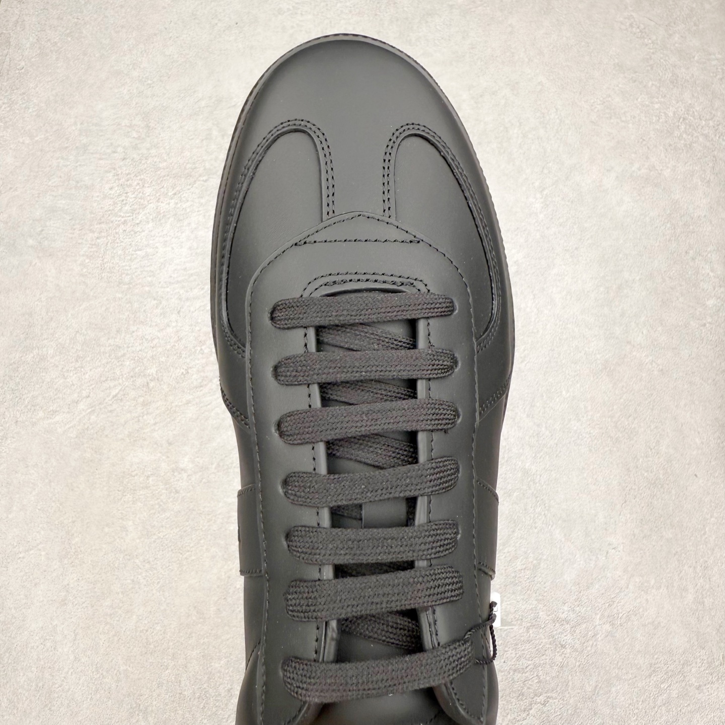 图片[4]-Dior迪奥 Matchpoint 2025最新 B01系列 德训鞋休闲运动鞋 原版购入开发 做货 这款 B01 Matchpoint运动鞋是二零二五秋季系列新品，标志着 Dior 经典款式的回归，以时尚优雅的廓形重新诠释。采用黑色和白色光滑牛皮革精心制作，饰以灰色绒面革拼接提升格调。鞋舌和内部侧面饰以 Dior 标志，鞋后跟饰以 CD Icon 标志。搭配琥珀色橡胶鞋底，点缀以 Dior 标志，可与 Dior Icons 限定系列的各式造型搭配，打造精致造型 配送专柜精美包装🛍📦 ▪️ 面料 ： 原版定制进口头层牛皮 ▪️ 内里 ： 柔软进口牛皮里 ▪️ 鞋底 ： 原版开模防滑TPU材质 ▪️ 底厚 ：2.5CM ▪️ 尺码： 39-45-选品中心