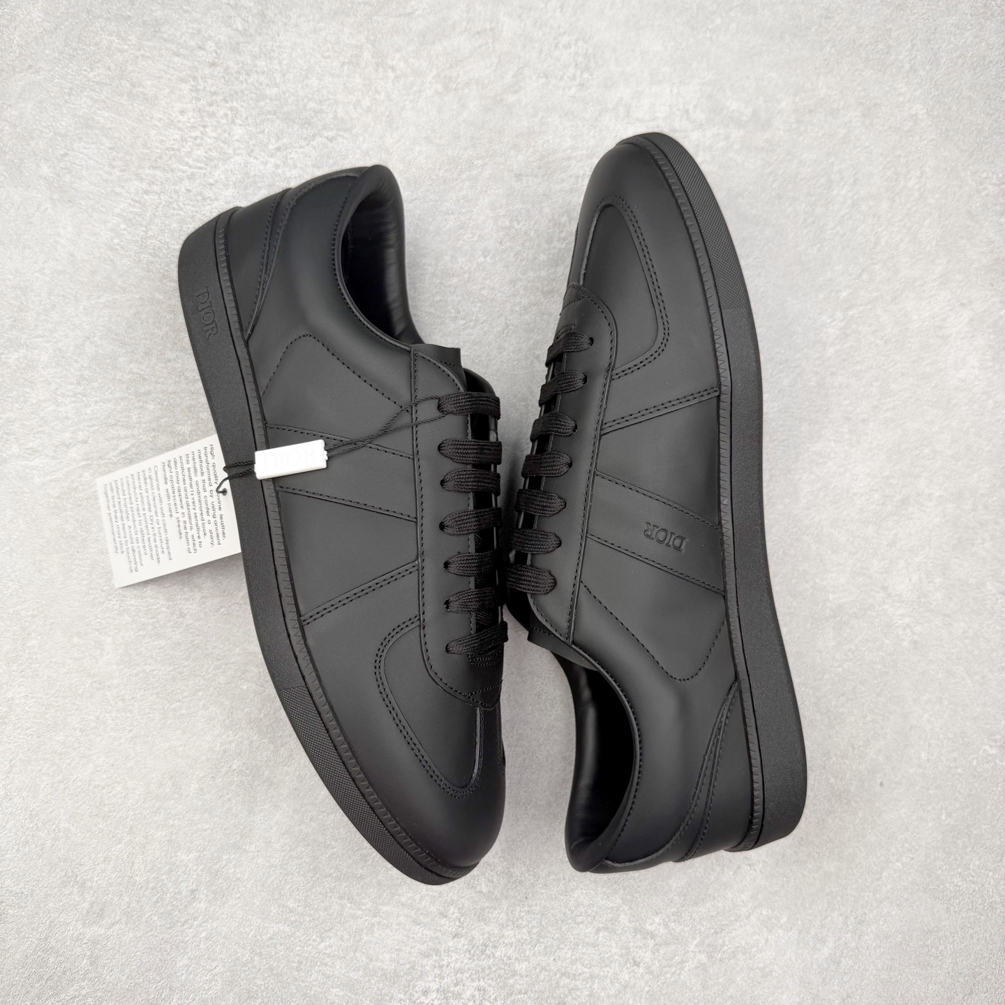图片[3]-Dior迪奥 Matchpoint 2025最新 B01系列 德训鞋休闲运动鞋 原版购入开发 做货 这款 B01 Matchpoint运动鞋是二零二五秋季系列新品，标志着 Dior 经典款式的回归，以时尚优雅的廓形重新诠释。采用黑色和白色光滑牛皮革精心制作，饰以灰色绒面革拼接提升格调。鞋舌和内部侧面饰以 Dior 标志，鞋后跟饰以 CD Icon 标志。搭配琥珀色橡胶鞋底，点缀以 Dior 标志，可与 Dior Icons 限定系列的各式造型搭配，打造精致造型 配送专柜精美包装🛍📦 ▪️ 面料 ： 原版定制进口头层牛皮 ▪️ 内里 ： 柔软进口牛皮里 ▪️ 鞋底 ： 原版开模防滑TPU材质 ▪️ 底厚 ：2.5CM ▪️ 尺码： 39-45-选品中心