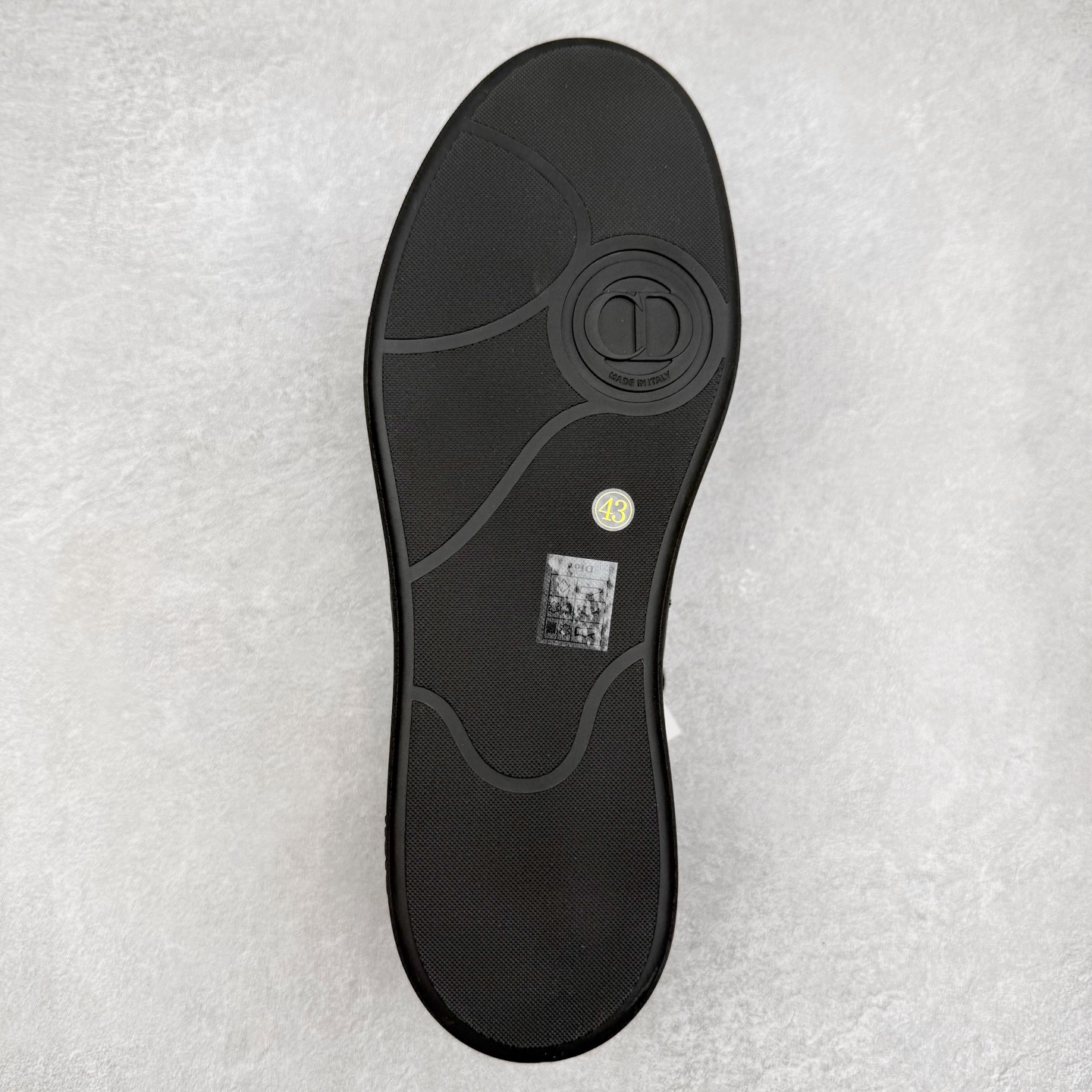 图片[9]-Dior迪奥 Matchpoint 2025最新 B01系列 德训鞋休闲运动鞋 原版购入开发 做货 这款 B01 Matchpoint运动鞋是二零二五秋季系列新品，标志着 Dior 经典款式的回归，以时尚优雅的廓形重新诠释。采用黑色和白色光滑牛皮革精心制作，饰以灰色绒面革拼接提升格调。鞋舌和内部侧面饰以 Dior 标志，鞋后跟饰以 CD Icon 标志。搭配琥珀色橡胶鞋底，点缀以 Dior 标志，可与 Dior Icons 限定系列的各式造型搭配，打造精致造型 配送专柜精美包装🛍📦 ▪️ 面料 ： 原版定制进口头层牛皮 ▪️ 内里 ： 柔软进口牛皮里 ▪️ 鞋底 ： 原版开模防滑TPU材质 ▪️ 底厚 ：2.5CM ▪️ 尺码： 39-45-选品中心