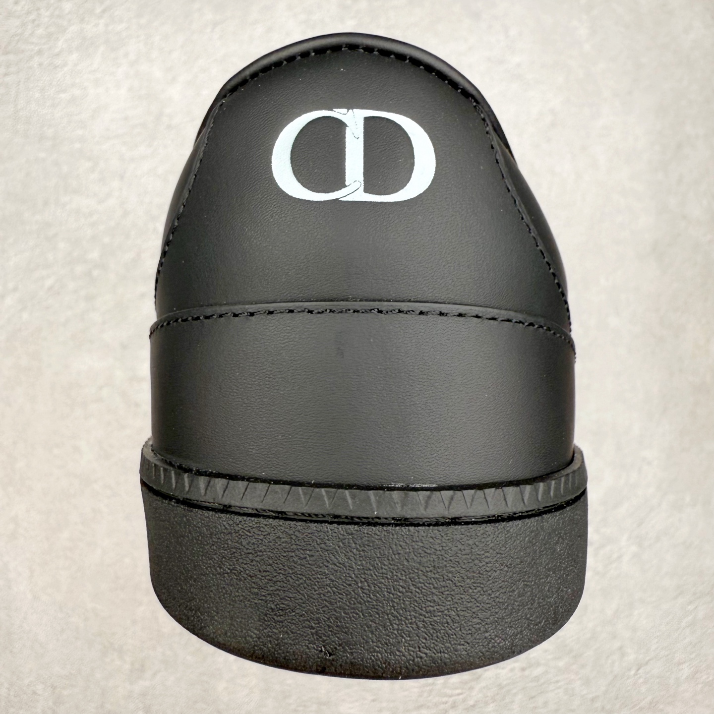 图片[8]-Dior迪奥 Matchpoint 2025最新 B01系列 德训鞋休闲运动鞋 原版购入开发 做货 这款 B01 Matchpoint运动鞋是二零二五秋季系列新品，标志着 Dior 经典款式的回归，以时尚优雅的廓形重新诠释。采用黑色和白色光滑牛皮革精心制作，饰以灰色绒面革拼接提升格调。鞋舌和内部侧面饰以 Dior 标志，鞋后跟饰以 CD Icon 标志。搭配琥珀色橡胶鞋底，点缀以 Dior 标志，可与 Dior Icons 限定系列的各式造型搭配，打造精致造型 配送专柜精美包装🛍📦 ▪️ 面料 ： 原版定制进口头层牛皮 ▪️ 内里 ： 柔软进口牛皮里 ▪️ 鞋底 ： 原版开模防滑TPU材质 ▪️ 底厚 ：2.5CM ▪️ 尺码： 39-45-选品中心