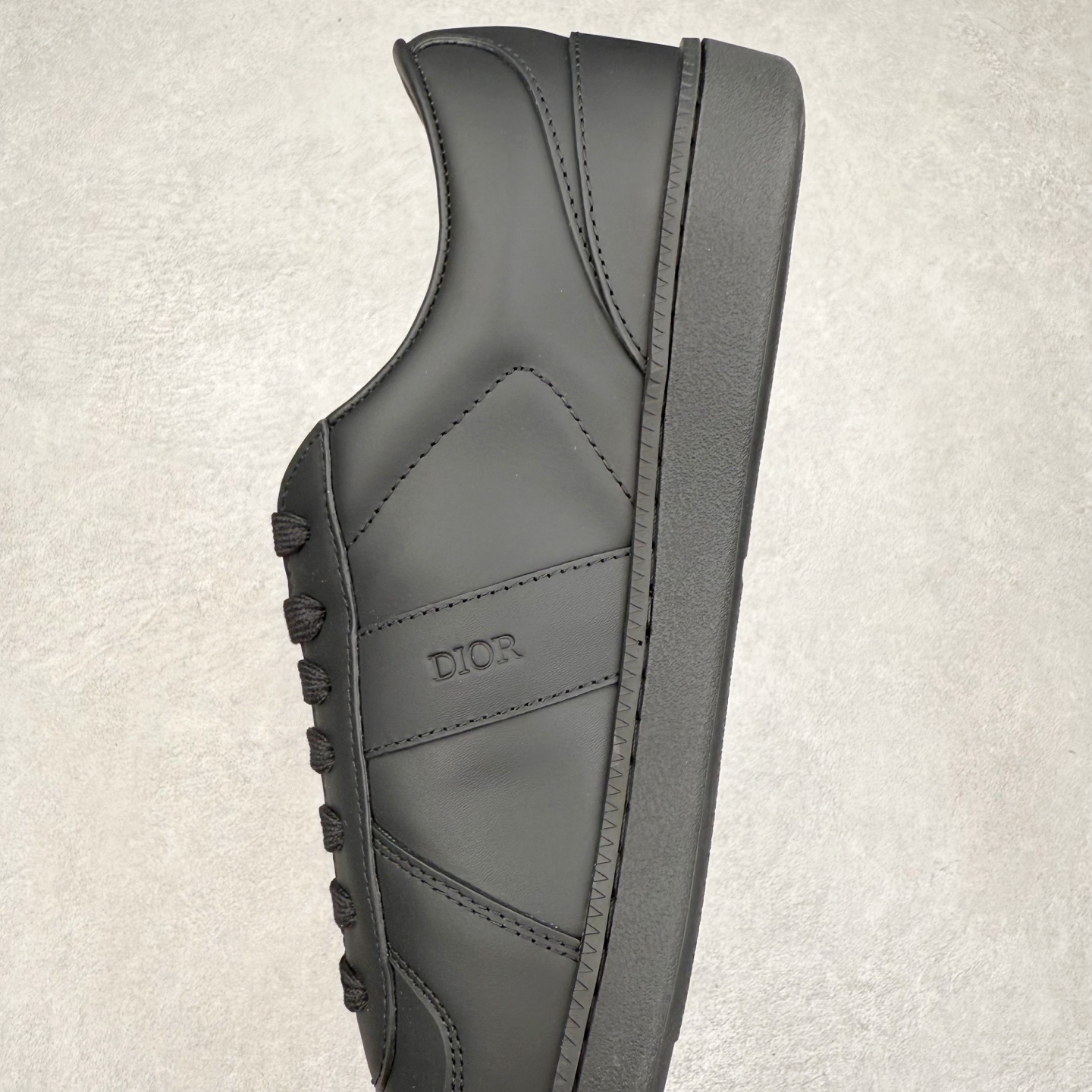 图片[7]-Dior迪奥 Matchpoint 2025最新 B01系列 德训鞋休闲运动鞋 原版购入开发 做货 这款 B01 Matchpoint运动鞋是二零二五秋季系列新品，标志着 Dior 经典款式的回归，以时尚优雅的廓形重新诠释。采用黑色和白色光滑牛皮革精心制作，饰以灰色绒面革拼接提升格调。鞋舌和内部侧面饰以 Dior 标志，鞋后跟饰以 CD Icon 标志。搭配琥珀色橡胶鞋底，点缀以 Dior 标志，可与 Dior Icons 限定系列的各式造型搭配，打造精致造型 配送专柜精美包装🛍📦 ▪️ 面料 ： 原版定制进口头层牛皮 ▪️ 内里 ： 柔软进口牛皮里 ▪️ 鞋底 ： 原版开模防滑TPU材质 ▪️ 底厚 ：2.5CM ▪️ 尺码： 39-45-选品中心