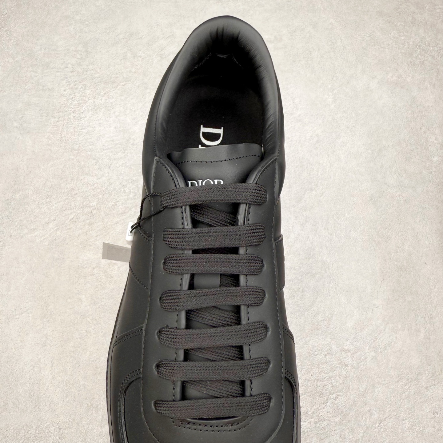 图片[5]-Dior迪奥 Matchpoint 2025最新 B01系列 德训鞋休闲运动鞋 原版购入开发 做货 这款 B01 Matchpoint运动鞋是二零二五秋季系列新品，标志着 Dior 经典款式的回归，以时尚优雅的廓形重新诠释。采用黑色和白色光滑牛皮革精心制作，饰以灰色绒面革拼接提升格调。鞋舌和内部侧面饰以 Dior 标志，鞋后跟饰以 CD Icon 标志。搭配琥珀色橡胶鞋底，点缀以 Dior 标志，可与 Dior Icons 限定系列的各式造型搭配，打造精致造型 配送专柜精美包装🛍📦 ▪️ 面料 ： 原版定制进口头层牛皮 ▪️ 内里 ： 柔软进口牛皮里 ▪️ 鞋底 ： 原版开模防滑TPU材质 ▪️ 底厚 ：2.5CM ▪️ 尺码： 39-45-选品中心