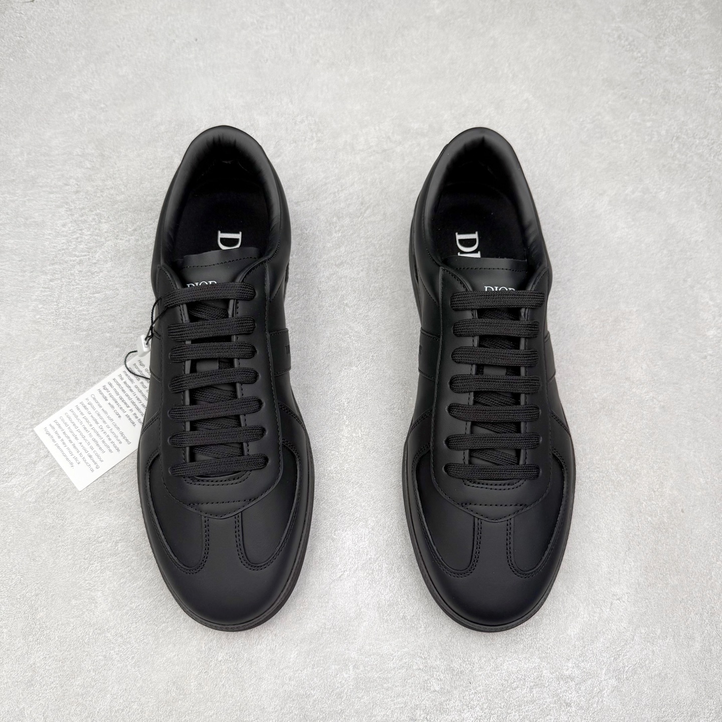 图片[2]-Dior迪奥 Matchpoint 2025最新 B01系列 德训鞋休闲运动鞋 原版购入开发 做货 这款 B01 Matchpoint运动鞋是二零二五秋季系列新品，标志着 Dior 经典款式的回归，以时尚优雅的廓形重新诠释。采用黑色和白色光滑牛皮革精心制作，饰以灰色绒面革拼接提升格调。鞋舌和内部侧面饰以 Dior 标志，鞋后跟饰以 CD Icon 标志。搭配琥珀色橡胶鞋底，点缀以 Dior 标志，可与 Dior Icons 限定系列的各式造型搭配，打造精致造型 配送专柜精美包装🛍📦 ▪️ 面料 ： 原版定制进口头层牛皮 ▪️ 内里 ： 柔软进口牛皮里 ▪️ 鞋底 ： 原版开模防滑TPU材质 ▪️ 底厚 ：2.5CM ▪️ 尺码： 39-45-选品中心