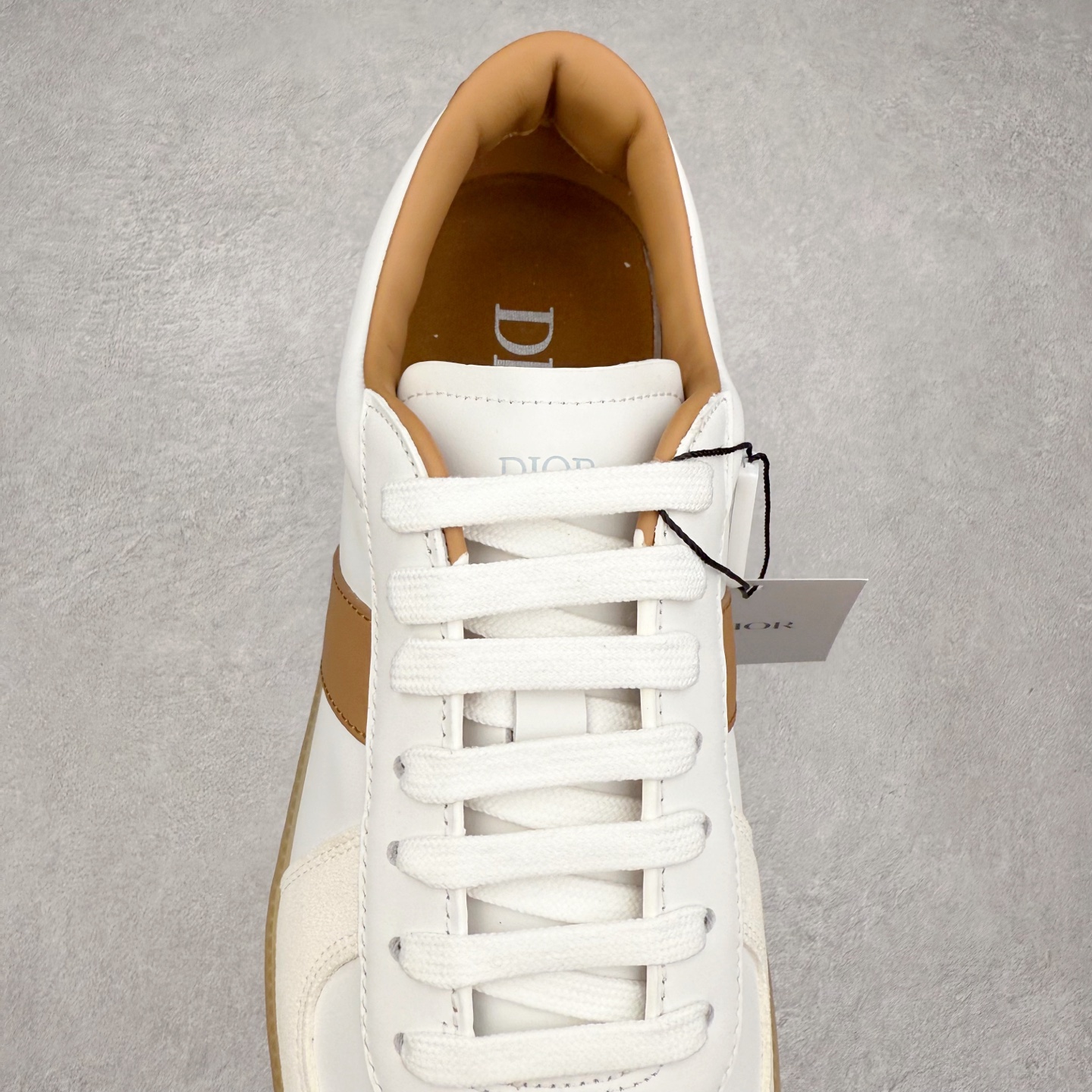 图片[5]-Dior迪奥 Matchpoint 2025最新 B01系列 德训鞋休闲运动鞋 原版购入开发 做货 这款 B01 Matchpoint运动鞋是二零二五秋季系列新品，标志着 Dior 经典款式的回归，以时尚优雅的廓形重新诠释。采用黑色和白色光滑牛皮革精心制作，饰以灰色绒面革拼接提升格调。鞋舌和内部侧面饰以 Dior 标志，鞋后跟饰以 CD Icon 标志。搭配琥珀色橡胶鞋底，点缀以 Dior 标志，可与 Dior Icons 限定系列的各式造型搭配，打造精致造型 配送专柜精美包装🛍📦 ▪️ 面料 ： 原版定制进口头层牛皮 ▪️ 内里 ： 柔软进口牛皮里 ▪️ 鞋底 ： 原版开模防滑TPU材质 ▪️ 底厚 ：2.5CM ▪️ 尺码： 39-45-选品中心