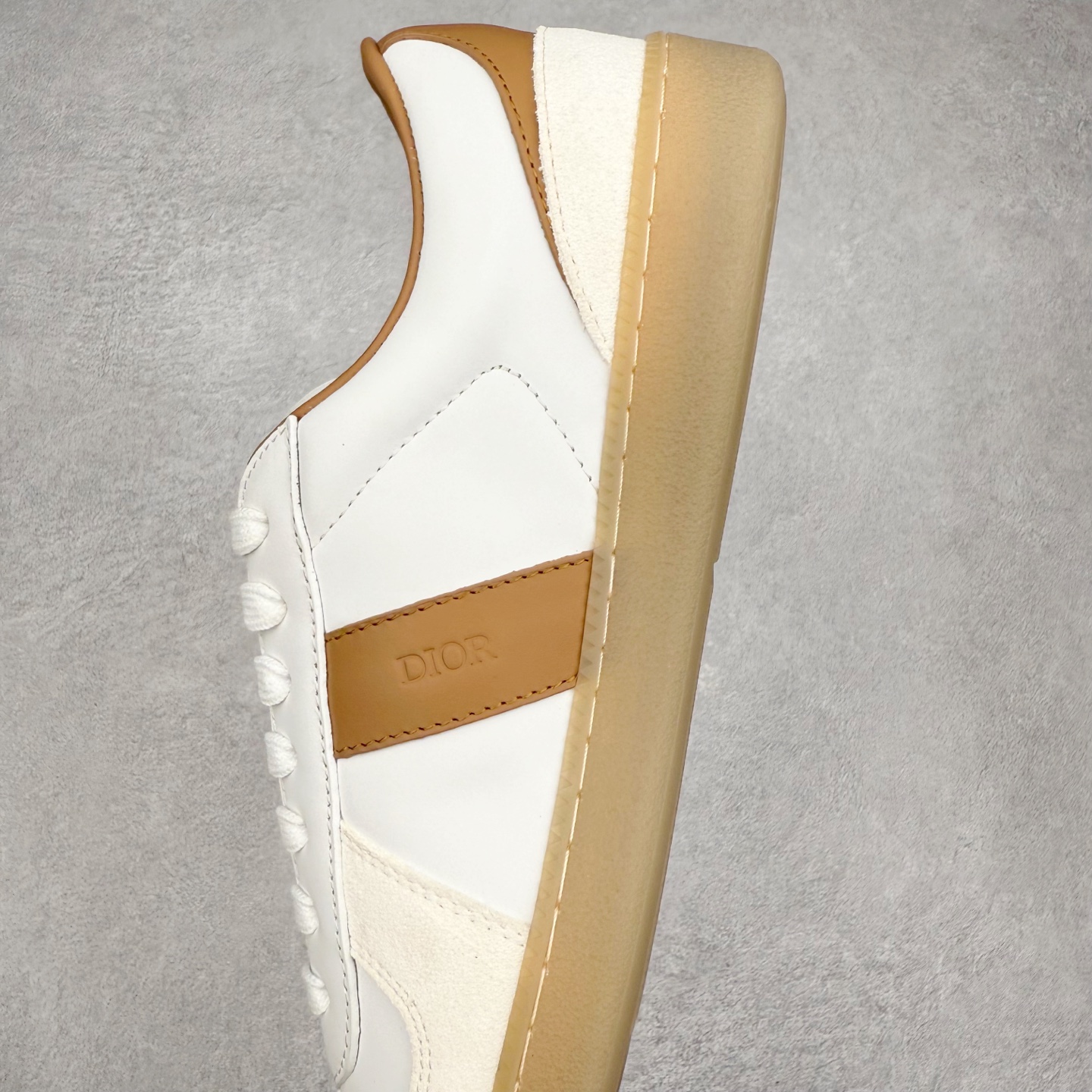 图片[7]-Dior迪奥 Matchpoint 2025最新 B01系列 德训鞋休闲运动鞋 原版购入开发 做货 这款 B01 Matchpoint运动鞋是二零二五秋季系列新品，标志着 Dior 经典款式的回归，以时尚优雅的廓形重新诠释。采用黑色和白色光滑牛皮革精心制作，饰以灰色绒面革拼接提升格调。鞋舌和内部侧面饰以 Dior 标志，鞋后跟饰以 CD Icon 标志。搭配琥珀色橡胶鞋底，点缀以 Dior 标志，可与 Dior Icons 限定系列的各式造型搭配，打造精致造型 配送专柜精美包装🛍📦 ▪️ 面料 ： 原版定制进口头层牛皮 ▪️ 内里 ： 柔软进口牛皮里 ▪️ 鞋底 ： 原版开模防滑TPU材质 ▪️ 底厚 ：2.5CM ▪️ 尺码： 39-45-选品中心