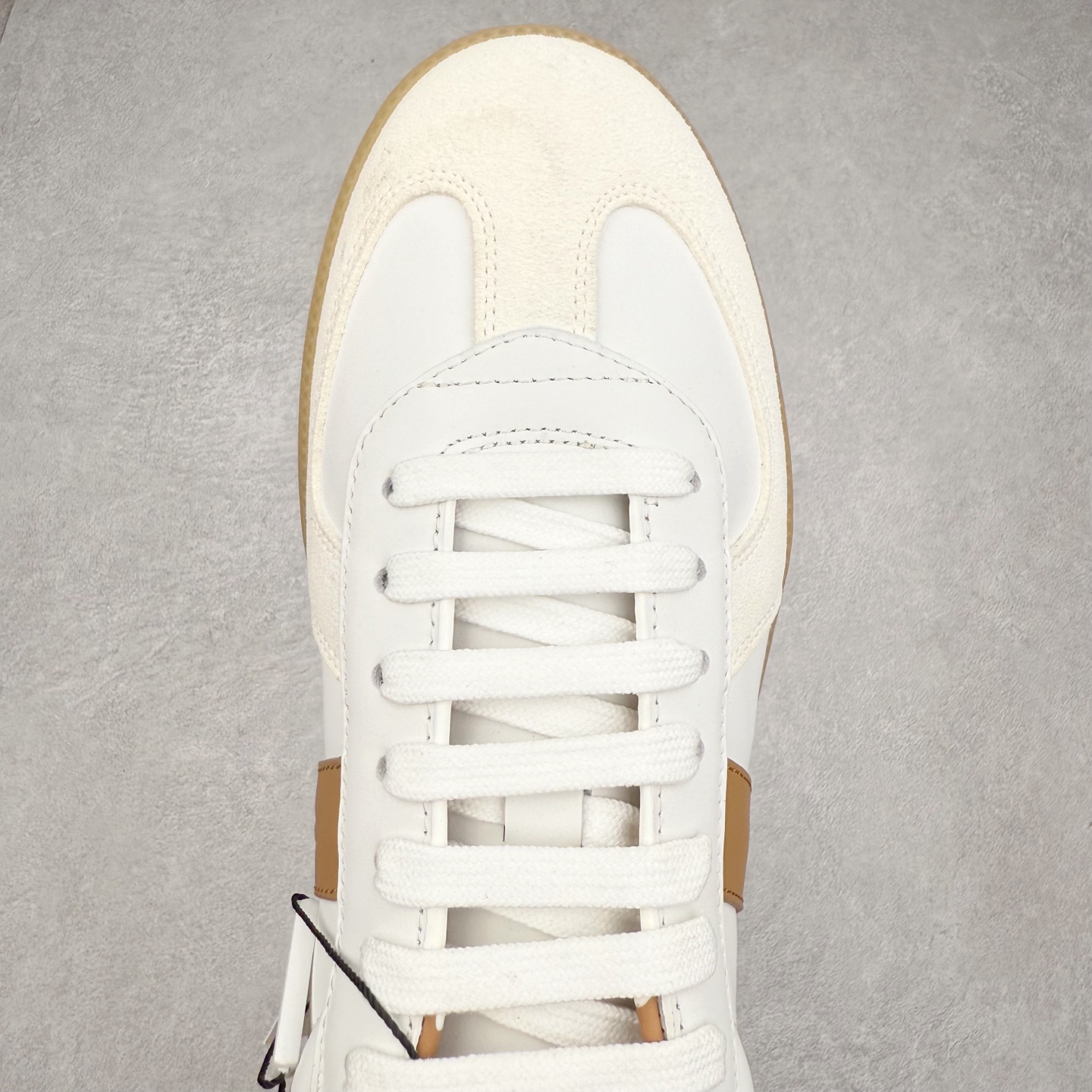 图片[4]-Dior迪奥 Matchpoint 2025最新 B01系列 德训鞋休闲运动鞋 原版购入开发 做货 这款 B01 Matchpoint运动鞋是二零二五秋季系列新品，标志着 Dior 经典款式的回归，以时尚优雅的廓形重新诠释。采用黑色和白色光滑牛皮革精心制作，饰以灰色绒面革拼接提升格调。鞋舌和内部侧面饰以 Dior 标志，鞋后跟饰以 CD Icon 标志。搭配琥珀色橡胶鞋底，点缀以 Dior 标志，可与 Dior Icons 限定系列的各式造型搭配，打造精致造型 配送专柜精美包装🛍📦 ▪️ 面料 ： 原版定制进口头层牛皮 ▪️ 内里 ： 柔软进口牛皮里 ▪️ 鞋底 ： 原版开模防滑TPU材质 ▪️ 底厚 ：2.5CM ▪️ 尺码： 39-45-选品中心