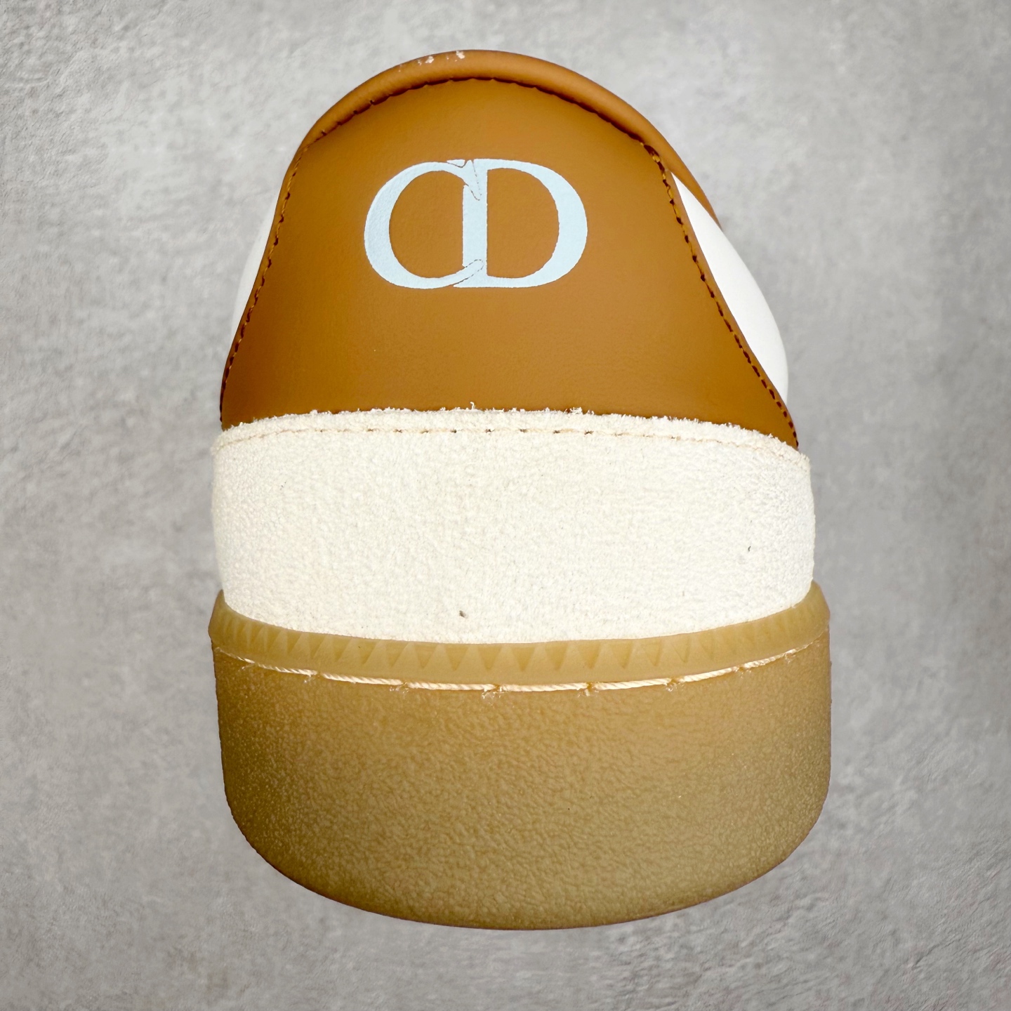 图片[8]-Dior迪奥 Matchpoint 2025最新 B01系列 德训鞋休闲运动鞋 原版购入开发 做货 这款 B01 Matchpoint运动鞋是二零二五秋季系列新品，标志着 Dior 经典款式的回归，以时尚优雅的廓形重新诠释。采用黑色和白色光滑牛皮革精心制作，饰以灰色绒面革拼接提升格调。鞋舌和内部侧面饰以 Dior 标志，鞋后跟饰以 CD Icon 标志。搭配琥珀色橡胶鞋底，点缀以 Dior 标志，可与 Dior Icons 限定系列的各式造型搭配，打造精致造型 配送专柜精美包装🛍📦 ▪️ 面料 ： 原版定制进口头层牛皮 ▪️ 内里 ： 柔软进口牛皮里 ▪️ 鞋底 ： 原版开模防滑TPU材质 ▪️ 底厚 ：2.5CM ▪️ 尺码： 39-45-选品中心