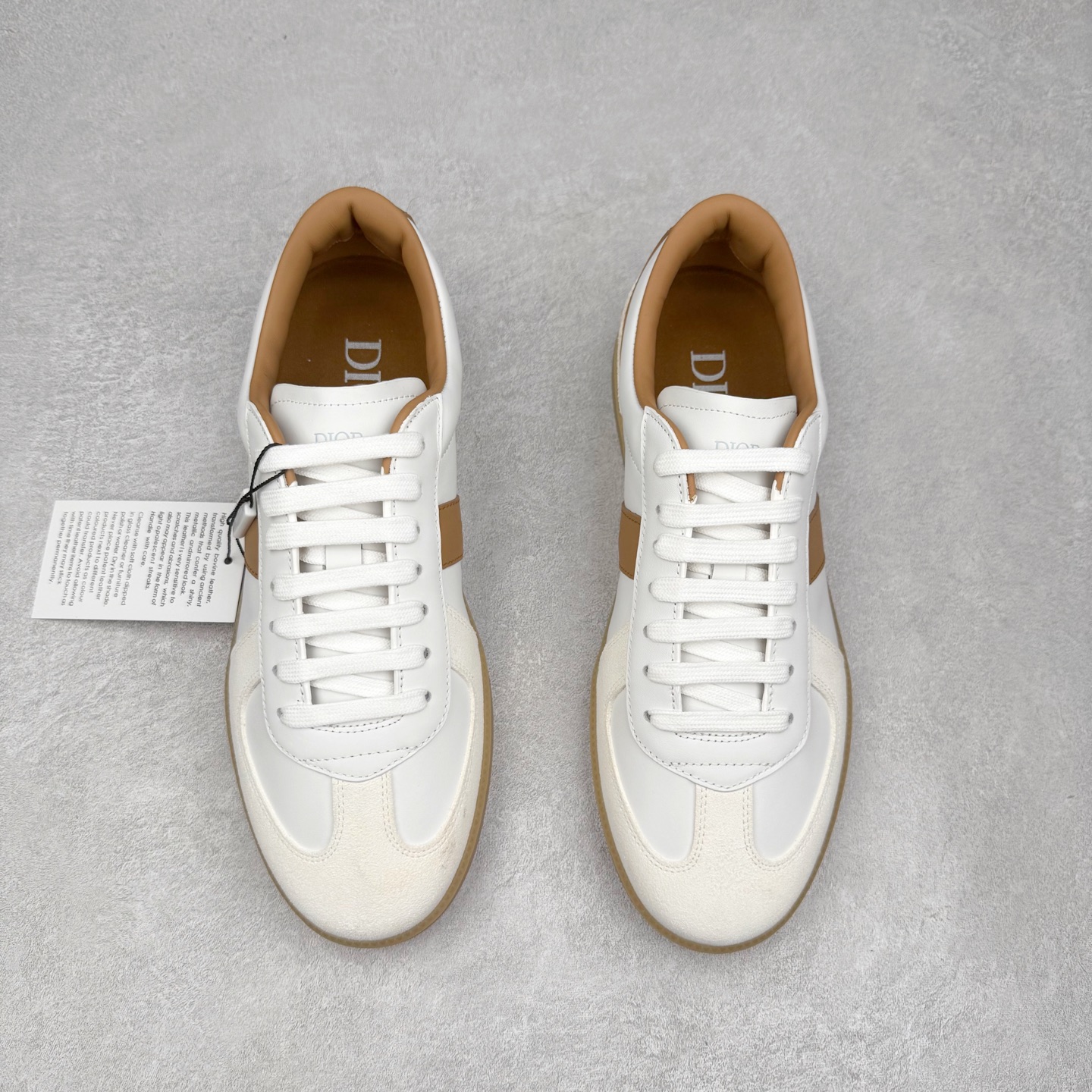 图片[2]-Dior迪奥 Matchpoint 2025最新 B01系列 德训鞋休闲运动鞋 原版购入开发 做货 这款 B01 Matchpoint运动鞋是二零二五秋季系列新品，标志着 Dior 经典款式的回归，以时尚优雅的廓形重新诠释。采用黑色和白色光滑牛皮革精心制作，饰以灰色绒面革拼接提升格调。鞋舌和内部侧面饰以 Dior 标志，鞋后跟饰以 CD Icon 标志。搭配琥珀色橡胶鞋底，点缀以 Dior 标志，可与 Dior Icons 限定系列的各式造型搭配，打造精致造型 配送专柜精美包装🛍📦 ▪️ 面料 ： 原版定制进口头层牛皮 ▪️ 内里 ： 柔软进口牛皮里 ▪️ 鞋底 ： 原版开模防滑TPU材质 ▪️ 底厚 ：2.5CM ▪️ 尺码： 39-45-选品中心