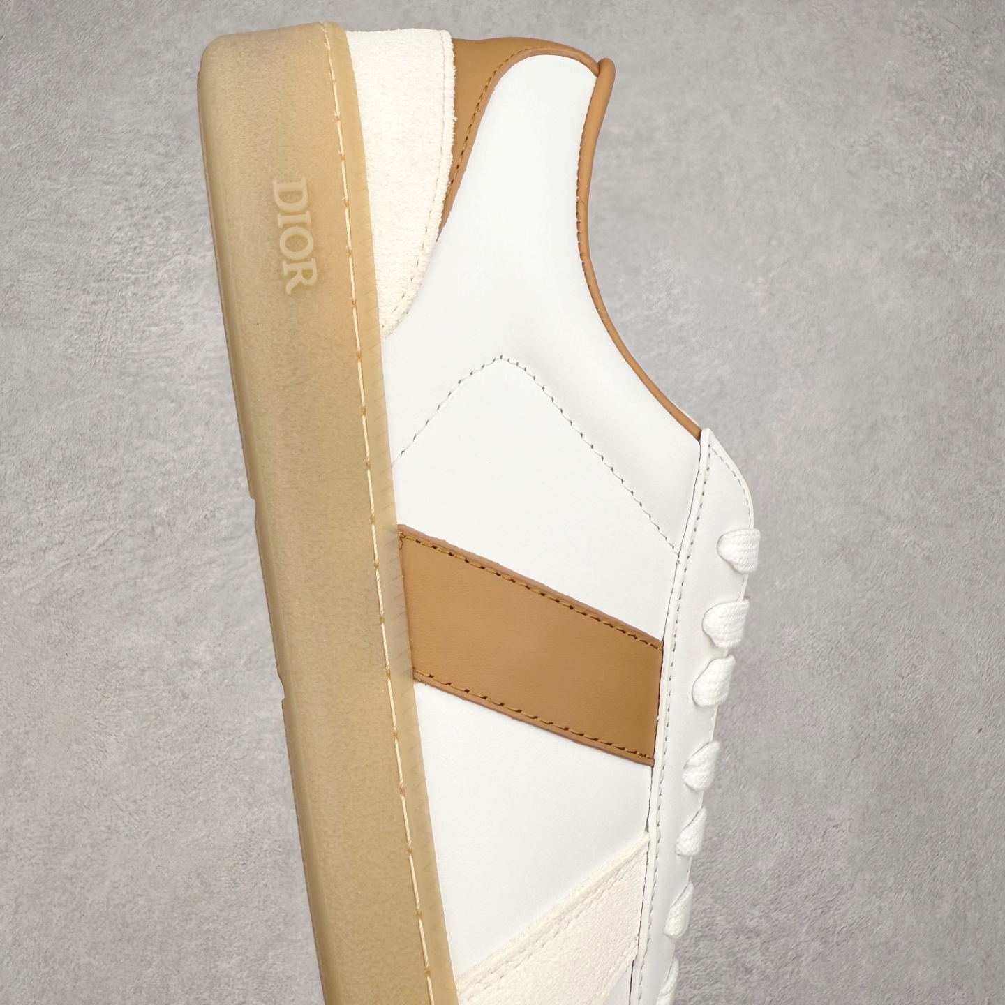 图片[6]-Dior迪奥 Matchpoint 2025最新 B01系列 德训鞋休闲运动鞋 原版购入开发 做货 这款 B01 Matchpoint运动鞋是二零二五秋季系列新品，标志着 Dior 经典款式的回归，以时尚优雅的廓形重新诠释。采用黑色和白色光滑牛皮革精心制作，饰以灰色绒面革拼接提升格调。鞋舌和内部侧面饰以 Dior 标志，鞋后跟饰以 CD Icon 标志。搭配琥珀色橡胶鞋底，点缀以 Dior 标志，可与 Dior Icons 限定系列的各式造型搭配，打造精致造型 配送专柜精美包装🛍📦 ▪️ 面料 ： 原版定制进口头层牛皮 ▪️ 内里 ： 柔软进口牛皮里 ▪️ 鞋底 ： 原版开模防滑TPU材质 ▪️ 底厚 ：2.5CM ▪️ 尺码： 39-45-选品中心