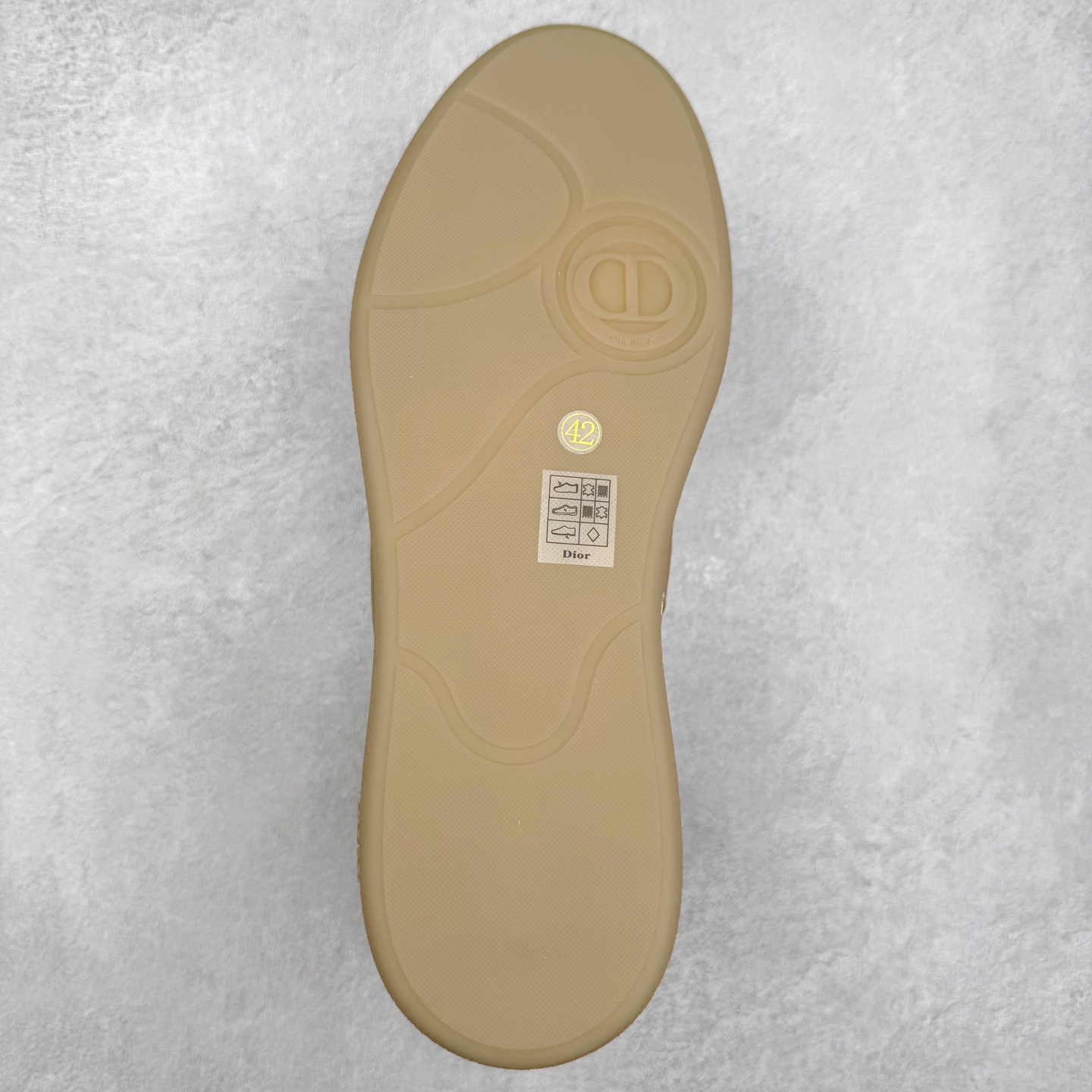 图片[9]-Dior迪奥 Matchpoint 2025最新 B01系列 德训鞋休闲运动鞋 原版购入开发 做货 这款 B01 Matchpoint运动鞋是二零二五秋季系列新品，标志着 Dior 经典款式的回归，以时尚优雅的廓形重新诠释。采用黑色和白色光滑牛皮革精心制作，饰以灰色绒面革拼接提升格调。鞋舌和内部侧面饰以 Dior 标志，鞋后跟饰以 CD Icon 标志。搭配琥珀色橡胶鞋底，点缀以 Dior 标志，可与 Dior Icons 限定系列的各式造型搭配，打造精致造型 配送专柜精美包装🛍📦 ▪️ 面料 ： 原版定制进口头层牛皮 ▪️ 内里 ： 柔软进口牛皮里 ▪️ 鞋底 ： 原版开模防滑TPU材质 ▪️ 底厚 ：2.5CM ▪️ 尺码： 39-45-选品中心