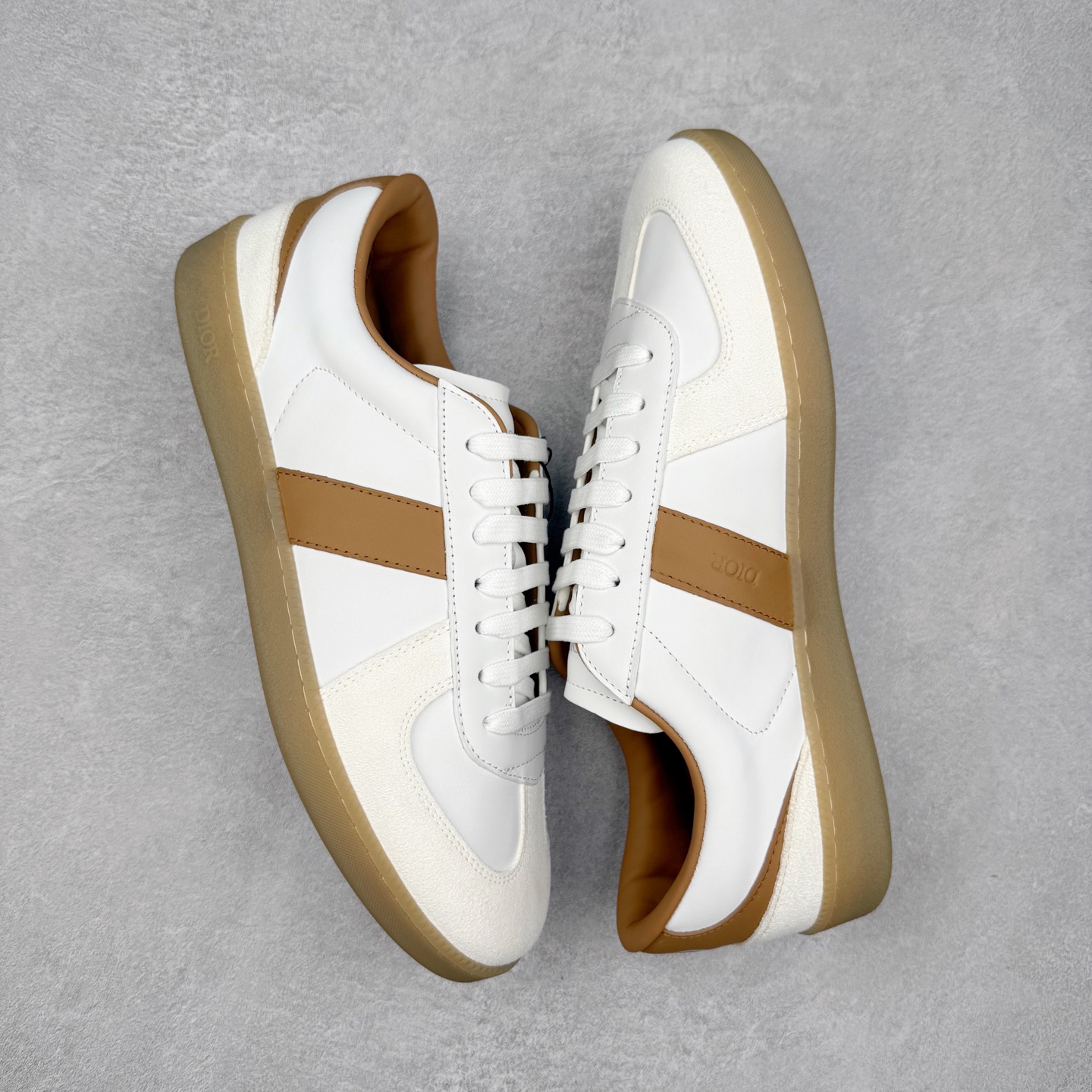 图片[3]-Dior迪奥 Matchpoint 2025最新 B01系列 德训鞋休闲运动鞋 原版购入开发 做货 这款 B01 Matchpoint运动鞋是二零二五秋季系列新品，标志着 Dior 经典款式的回归，以时尚优雅的廓形重新诠释。采用黑色和白色光滑牛皮革精心制作，饰以灰色绒面革拼接提升格调。鞋舌和内部侧面饰以 Dior 标志，鞋后跟饰以 CD Icon 标志。搭配琥珀色橡胶鞋底，点缀以 Dior 标志，可与 Dior Icons 限定系列的各式造型搭配，打造精致造型 配送专柜精美包装🛍📦 ▪️ 面料 ： 原版定制进口头层牛皮 ▪️ 内里 ： 柔软进口牛皮里 ▪️ 鞋底 ： 原版开模防滑TPU材质 ▪️ 底厚 ：2.5CM ▪️ 尺码： 39-45-选品中心