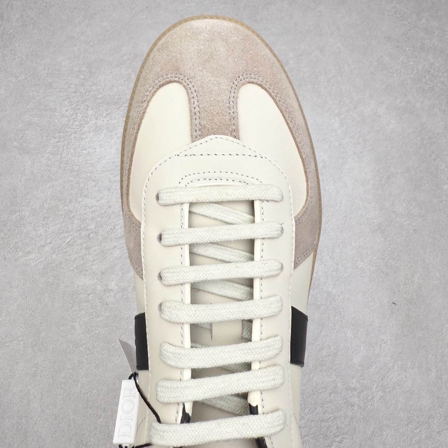 图片[4]-Dior迪奥 Matchpoint 2025最新 B01系列 德训鞋休闲运动鞋 原版购入开发 做货 这款 B01 Matchpoint运动鞋是二零二五秋季系列新品，标志着 Dior 经典款式的回归，以时尚优雅的廓形重新诠释。采用黑色和白色光滑牛皮革精心制作，饰以灰色绒面革拼接提升格调。鞋舌和内部侧面饰以 Dior 标志，鞋后跟饰以 CD Icon 标志。搭配琥珀色橡胶鞋底，点缀以 Dior 标志，可与 Dior Icons 限定系列的各式造型搭配，打造精致造型 配送专柜精美包装🛍📦 ▪️ 面料 ： 原版定制进口头层牛皮 ▪️ 内里 ： 柔软进口牛皮里 ▪️ 鞋底 ： 原版开模防滑TPU材质 ▪️ 底厚 ：2.5CM ▪️ 尺码： 39-45-选品中心