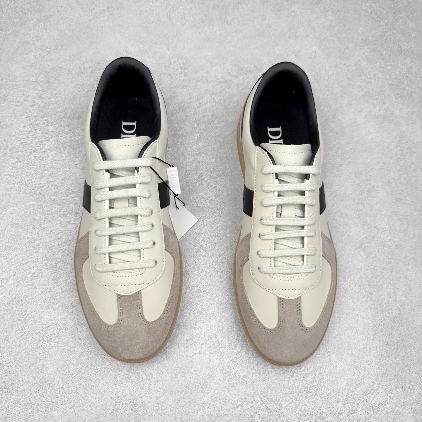 图片[2]-Dior迪奥 Matchpoint 2025最新 B01系列 德训鞋休闲运动鞋 原版购入开发 做货 这款 B01 Matchpoint运动鞋是二零二五秋季系列新品，标志着 Dior 经典款式的回归，以时尚优雅的廓形重新诠释。采用黑色和白色光滑牛皮革精心制作，饰以灰色绒面革拼接提升格调。鞋舌和内部侧面饰以 Dior 标志，鞋后跟饰以 CD Icon 标志。搭配琥珀色橡胶鞋底，点缀以 Dior 标志，可与 Dior Icons 限定系列的各式造型搭配，打造精致造型 配送专柜精美包装🛍📦 ▪️ 面料 ： 原版定制进口头层牛皮 ▪️ 内里 ： 柔软进口牛皮里 ▪️ 鞋底 ： 原版开模防滑TPU材质 ▪️ 底厚 ：2.5CM ▪️ 尺码： 39-45-选品中心