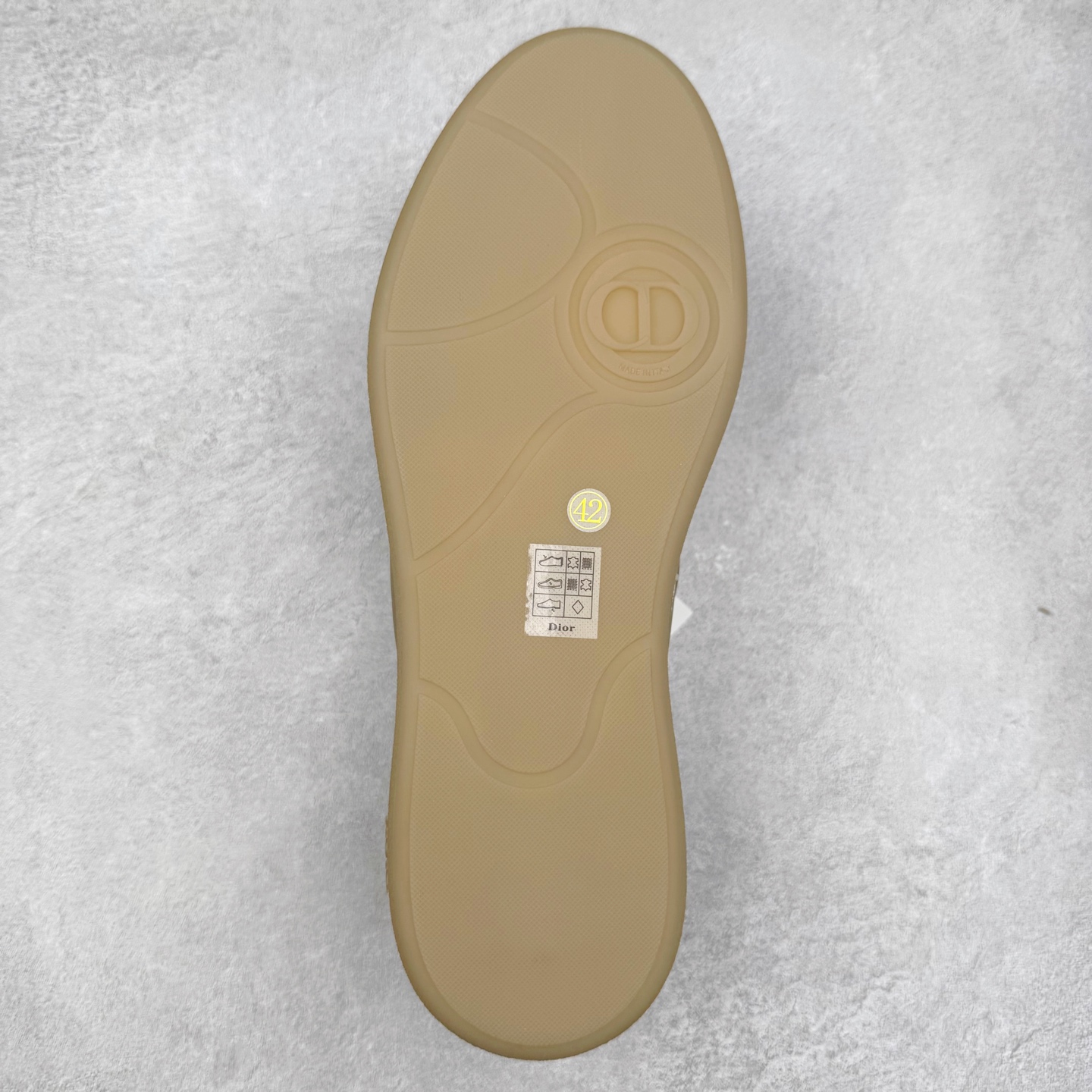 图片[9]-Dior迪奥 Matchpoint 2025最新 B01系列 德训鞋休闲运动鞋 原版购入开发 做货 这款 B01 Matchpoint运动鞋是二零二五秋季系列新品，标志着 Dior 经典款式的回归，以时尚优雅的廓形重新诠释。采用黑色和白色光滑牛皮革精心制作，饰以灰色绒面革拼接提升格调。鞋舌和内部侧面饰以 Dior 标志，鞋后跟饰以 CD Icon 标志。搭配琥珀色橡胶鞋底，点缀以 Dior 标志，可与 Dior Icons 限定系列的各式造型搭配，打造精致造型 配送专柜精美包装🛍📦 ▪️ 面料 ： 原版定制进口头层牛皮 ▪️ 内里 ： 柔软进口牛皮里 ▪️ 鞋底 ： 原版开模防滑TPU材质 ▪️ 底厚 ：2.5CM ▪️ 尺码： 39-45-选品中心