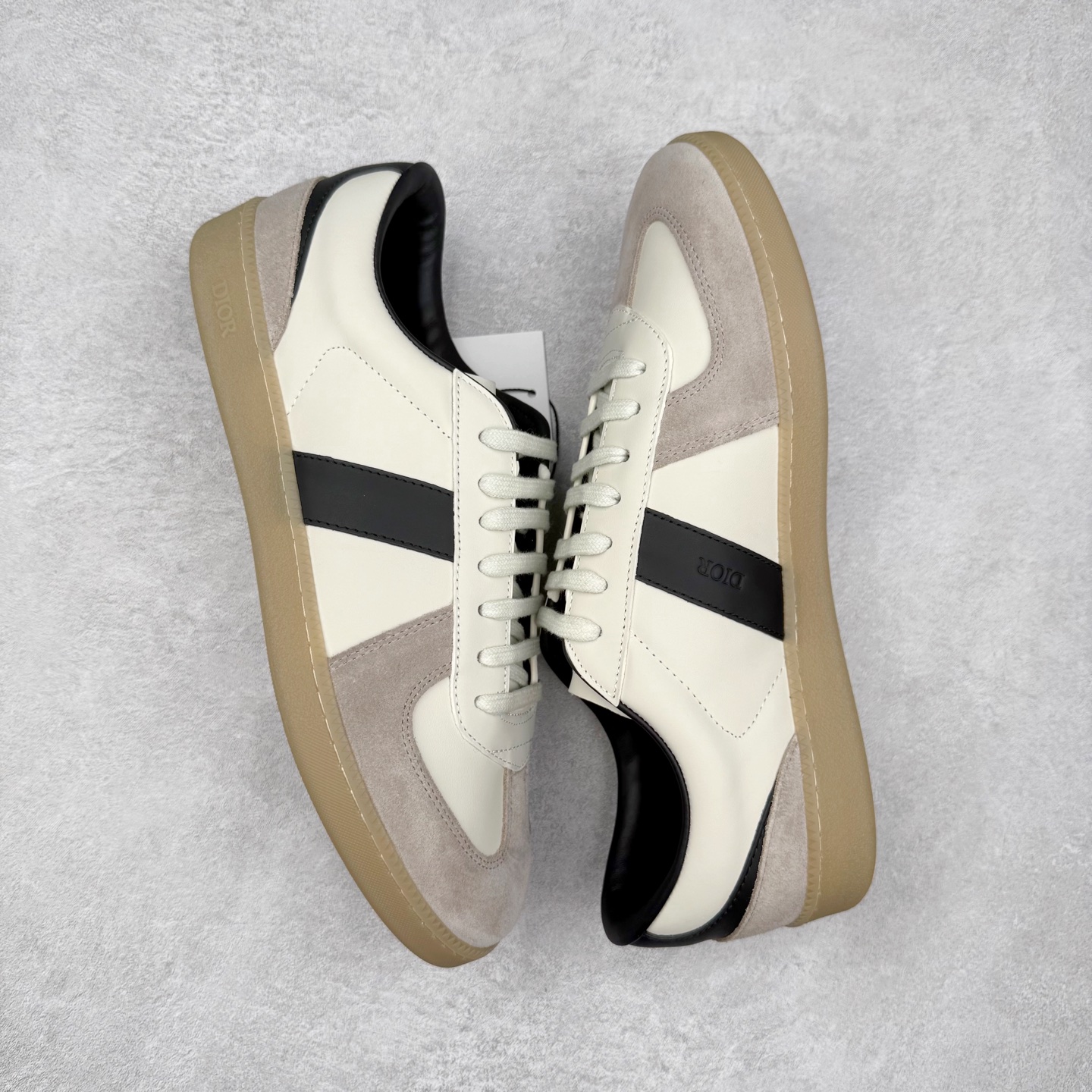 图片[3]-Dior迪奥 Matchpoint 2025最新 B01系列 德训鞋休闲运动鞋 原版购入开发 做货 这款 B01 Matchpoint运动鞋是二零二五秋季系列新品，标志着 Dior 经典款式的回归，以时尚优雅的廓形重新诠释。采用黑色和白色光滑牛皮革精心制作，饰以灰色绒面革拼接提升格调。鞋舌和内部侧面饰以 Dior 标志，鞋后跟饰以 CD Icon 标志。搭配琥珀色橡胶鞋底，点缀以 Dior 标志，可与 Dior Icons 限定系列的各式造型搭配，打造精致造型 配送专柜精美包装🛍📦 ▪️ 面料 ： 原版定制进口头层牛皮 ▪️ 内里 ： 柔软进口牛皮里 ▪️ 鞋底 ： 原版开模防滑TPU材质 ▪️ 底厚 ：2.5CM ▪️ 尺码： 39-45-选品中心