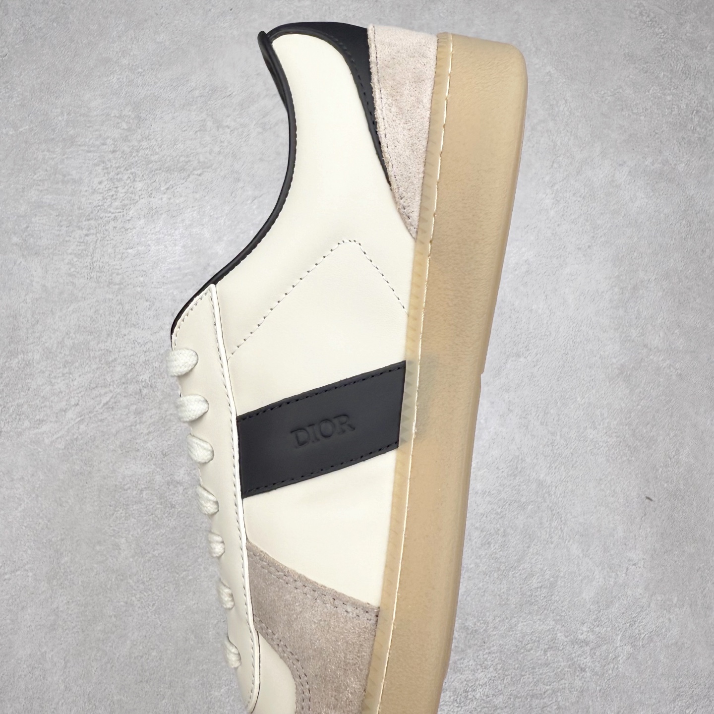 图片[7]-Dior迪奥 Matchpoint 2025最新 B01系列 德训鞋休闲运动鞋 原版购入开发 做货 这款 B01 Matchpoint运动鞋是二零二五秋季系列新品，标志着 Dior 经典款式的回归，以时尚优雅的廓形重新诠释。采用黑色和白色光滑牛皮革精心制作，饰以灰色绒面革拼接提升格调。鞋舌和内部侧面饰以 Dior 标志，鞋后跟饰以 CD Icon 标志。搭配琥珀色橡胶鞋底，点缀以 Dior 标志，可与 Dior Icons 限定系列的各式造型搭配，打造精致造型 配送专柜精美包装🛍📦 ▪️ 面料 ： 原版定制进口头层牛皮 ▪️ 内里 ： 柔软进口牛皮里 ▪️ 鞋底 ： 原版开模防滑TPU材质 ▪️ 底厚 ：2.5CM ▪️ 尺码： 39-45-选品中心
