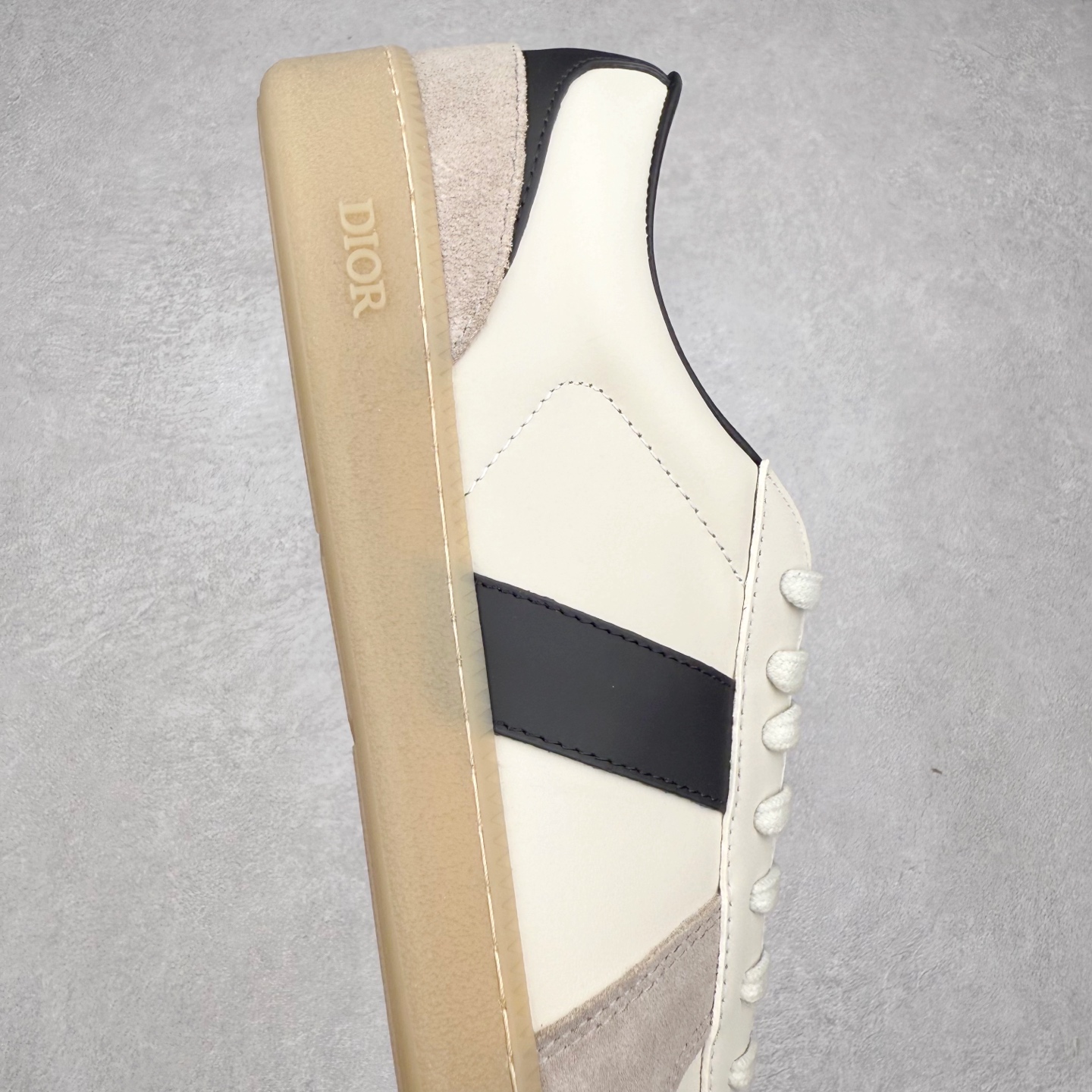 图片[6]-Dior迪奥 Matchpoint 2025最新 B01系列 德训鞋休闲运动鞋 原版购入开发 做货 这款 B01 Matchpoint运动鞋是二零二五秋季系列新品，标志着 Dior 经典款式的回归，以时尚优雅的廓形重新诠释。采用黑色和白色光滑牛皮革精心制作，饰以灰色绒面革拼接提升格调。鞋舌和内部侧面饰以 Dior 标志，鞋后跟饰以 CD Icon 标志。搭配琥珀色橡胶鞋底，点缀以 Dior 标志，可与 Dior Icons 限定系列的各式造型搭配，打造精致造型 配送专柜精美包装🛍📦 ▪️ 面料 ： 原版定制进口头层牛皮 ▪️ 内里 ： 柔软进口牛皮里 ▪️ 鞋底 ： 原版开模防滑TPU材质 ▪️ 底厚 ：2.5CM ▪️ 尺码： 39-45-选品中心