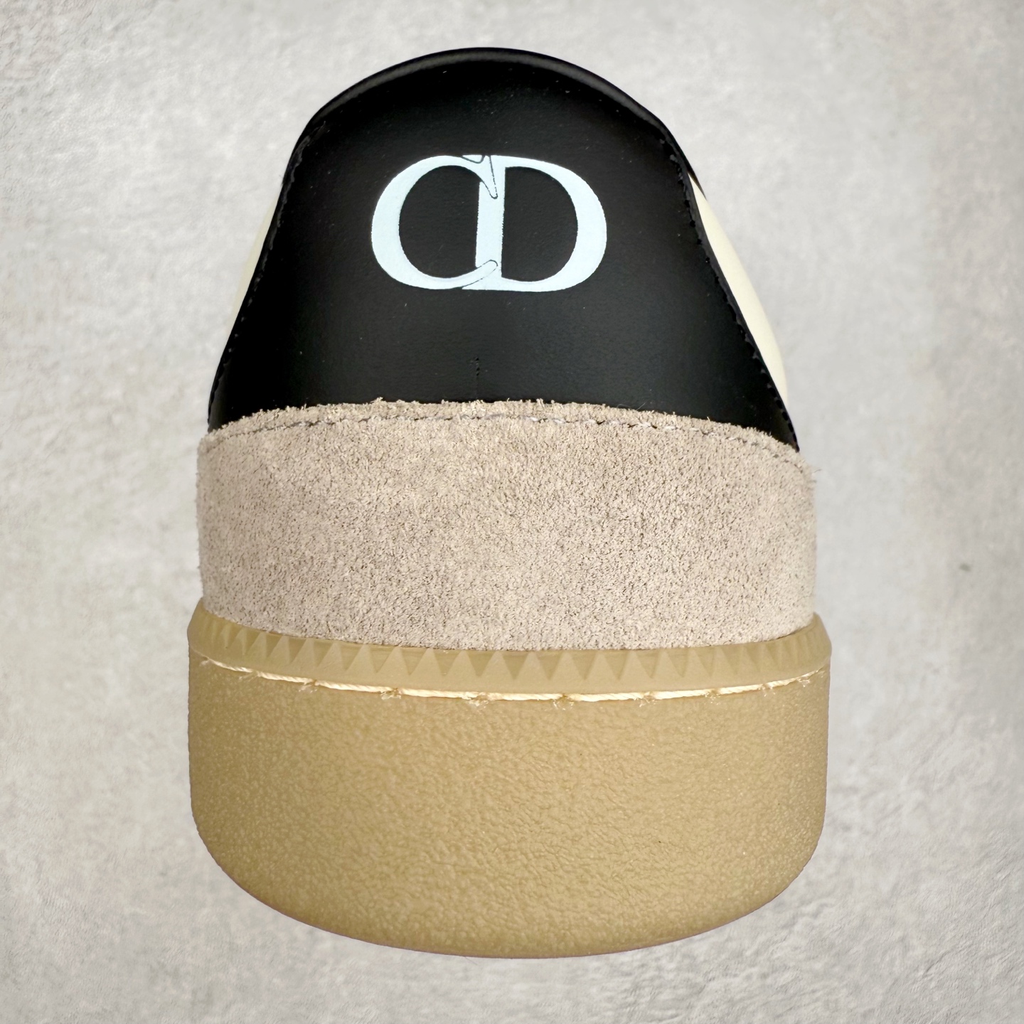 图片[8]-Dior迪奥 Matchpoint 2025最新 B01系列 德训鞋休闲运动鞋 原版购入开发 做货 这款 B01 Matchpoint运动鞋是二零二五秋季系列新品，标志着 Dior 经典款式的回归，以时尚优雅的廓形重新诠释。采用黑色和白色光滑牛皮革精心制作，饰以灰色绒面革拼接提升格调。鞋舌和内部侧面饰以 Dior 标志，鞋后跟饰以 CD Icon 标志。搭配琥珀色橡胶鞋底，点缀以 Dior 标志，可与 Dior Icons 限定系列的各式造型搭配，打造精致造型 配送专柜精美包装🛍📦 ▪️ 面料 ： 原版定制进口头层牛皮 ▪️ 内里 ： 柔软进口牛皮里 ▪️ 鞋底 ： 原版开模防滑TPU材质 ▪️ 底厚 ：2.5CM ▪️ 尺码： 39-45-选品中心