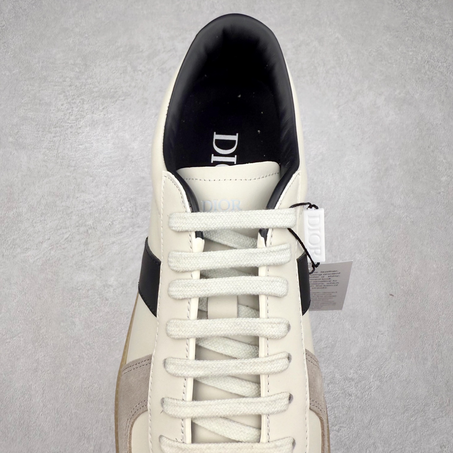 图片[5]-Dior迪奥 Matchpoint 2025最新 B01系列 德训鞋休闲运动鞋 原版购入开发 做货 这款 B01 Matchpoint运动鞋是二零二五秋季系列新品，标志着 Dior 经典款式的回归，以时尚优雅的廓形重新诠释。采用黑色和白色光滑牛皮革精心制作，饰以灰色绒面革拼接提升格调。鞋舌和内部侧面饰以 Dior 标志，鞋后跟饰以 CD Icon 标志。搭配琥珀色橡胶鞋底，点缀以 Dior 标志，可与 Dior Icons 限定系列的各式造型搭配，打造精致造型 配送专柜精美包装🛍📦 ▪️ 面料 ： 原版定制进口头层牛皮 ▪️ 内里 ： 柔软进口牛皮里 ▪️ 鞋底 ： 原版开模防滑TPU材质 ▪️ 底厚 ：2.5CM ▪️ 尺码： 39-45-选品中心