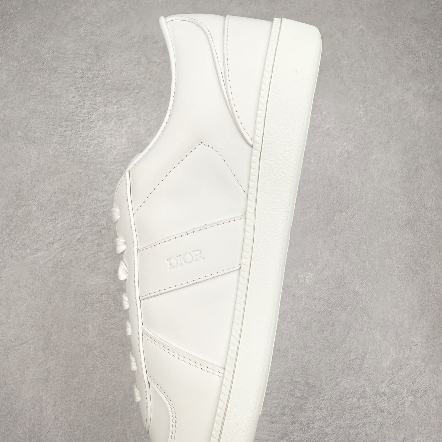 图片[7]-Dior迪奥 Matchpoint 2025最新 B01系列 德训鞋休闲运动鞋 原版购入开发 做货 这款 B01 Matchpoint运动鞋是二零二五秋季系列新品，标志着 Dior 经典款式的回归，以时尚优雅的廓形重新诠释。采用黑色和白色光滑牛皮革精心制作，饰以灰色绒面革拼接提升格调。鞋舌和内部侧面饰以 Dior 标志，鞋后跟饰以 CD Icon 标志。搭配琥珀色橡胶鞋底，点缀以 Dior 标志，可与 Dior Icons 限定系列的各式造型搭配，打造精致造型 配送专柜精美包装🛍📦 ▪️ 面料 ： 原版定制进口头层牛皮 ▪️ 内里 ： 柔软进口牛皮里 ▪️ 鞋底 ： 原版开模防滑TPU材质 ▪️ 底厚 ：2.5CM ▪️ 尺码： 39-45-选品中心