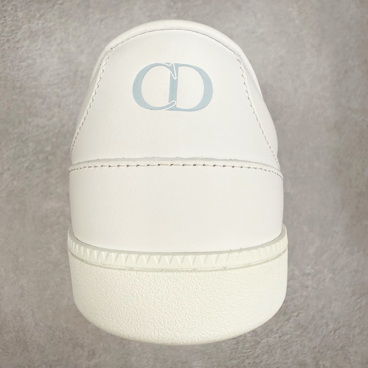 图片[8]-Dior迪奥 Matchpoint 2025最新 B01系列 德训鞋休闲运动鞋 原版购入开发 做货 这款 B01 Matchpoint运动鞋是二零二五秋季系列新品，标志着 Dior 经典款式的回归，以时尚优雅的廓形重新诠释。采用黑色和白色光滑牛皮革精心制作，饰以灰色绒面革拼接提升格调。鞋舌和内部侧面饰以 Dior 标志，鞋后跟饰以 CD Icon 标志。搭配琥珀色橡胶鞋底，点缀以 Dior 标志，可与 Dior Icons 限定系列的各式造型搭配，打造精致造型 配送专柜精美包装🛍📦 ▪️ 面料 ： 原版定制进口头层牛皮 ▪️ 内里 ： 柔软进口牛皮里 ▪️ 鞋底 ： 原版开模防滑TPU材质 ▪️ 底厚 ：2.5CM ▪️ 尺码： 39-45-选品中心