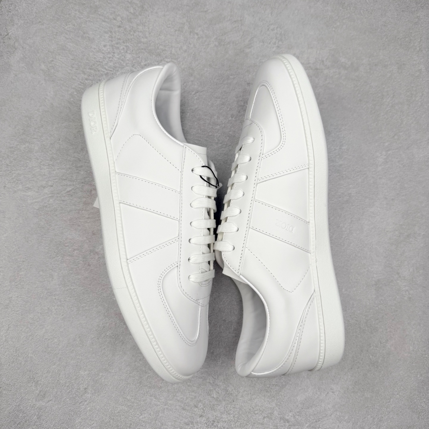 图片[3]-Dior迪奥 Matchpoint 2025最新 B01系列 德训鞋休闲运动鞋 原版购入开发 做货 这款 B01 Matchpoint运动鞋是二零二五秋季系列新品，标志着 Dior 经典款式的回归，以时尚优雅的廓形重新诠释。采用黑色和白色光滑牛皮革精心制作，饰以灰色绒面革拼接提升格调。鞋舌和内部侧面饰以 Dior 标志，鞋后跟饰以 CD Icon 标志。搭配琥珀色橡胶鞋底，点缀以 Dior 标志，可与 Dior Icons 限定系列的各式造型搭配，打造精致造型 配送专柜精美包装🛍📦 ▪️ 面料 ： 原版定制进口头层牛皮 ▪️ 内里 ： 柔软进口牛皮里 ▪️ 鞋底 ： 原版开模防滑TPU材质 ▪️ 底厚 ：2.5CM ▪️ 尺码： 39-45-选品中心