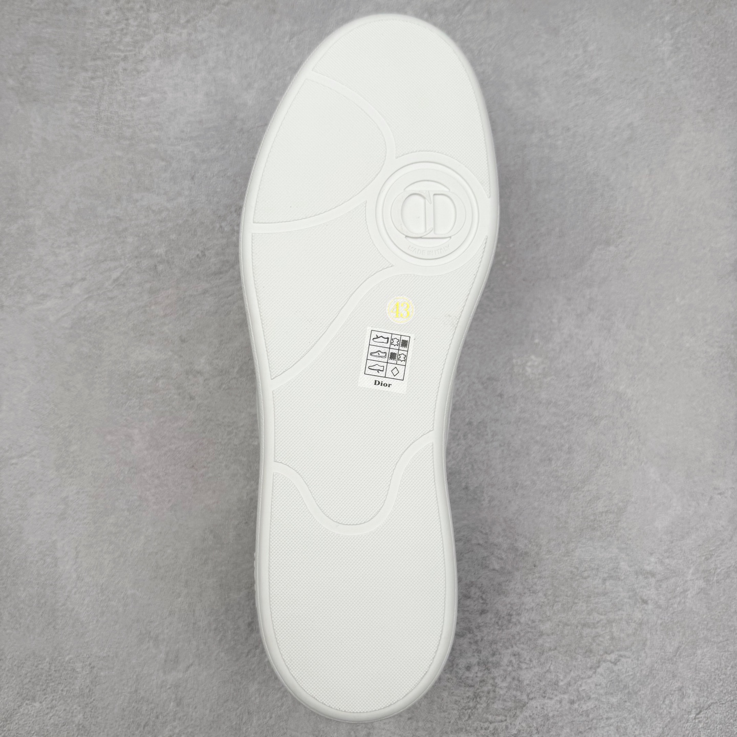 图片[9]-Dior迪奥 Matchpoint 2025最新 B01系列 德训鞋休闲运动鞋 原版购入开发 做货 这款 B01 Matchpoint运动鞋是二零二五秋季系列新品，标志着 Dior 经典款式的回归，以时尚优雅的廓形重新诠释。采用黑色和白色光滑牛皮革精心制作，饰以灰色绒面革拼接提升格调。鞋舌和内部侧面饰以 Dior 标志，鞋后跟饰以 CD Icon 标志。搭配琥珀色橡胶鞋底，点缀以 Dior 标志，可与 Dior Icons 限定系列的各式造型搭配，打造精致造型 配送专柜精美包装🛍📦 ▪️ 面料 ： 原版定制进口头层牛皮 ▪️ 内里 ： 柔软进口牛皮里 ▪️ 鞋底 ： 原版开模防滑TPU材质 ▪️ 底厚 ：2.5CM ▪️ 尺码： 39-45-选品中心
