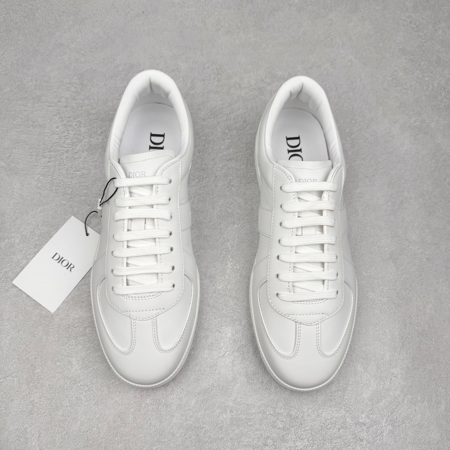 图片[2]-Dior迪奥 Matchpoint 2025最新 B01系列 德训鞋休闲运动鞋 原版购入开发 做货 这款 B01 Matchpoint运动鞋是二零二五秋季系列新品，标志着 Dior 经典款式的回归，以时尚优雅的廓形重新诠释。采用黑色和白色光滑牛皮革精心制作，饰以灰色绒面革拼接提升格调。鞋舌和内部侧面饰以 Dior 标志，鞋后跟饰以 CD Icon 标志。搭配琥珀色橡胶鞋底，点缀以 Dior 标志，可与 Dior Icons 限定系列的各式造型搭配，打造精致造型 配送专柜精美包装🛍📦 ▪️ 面料 ： 原版定制进口头层牛皮 ▪️ 内里 ： 柔软进口牛皮里 ▪️ 鞋底 ： 原版开模防滑TPU材质 ▪️ 底厚 ：2.5CM ▪️ 尺码： 39-45-选品中心