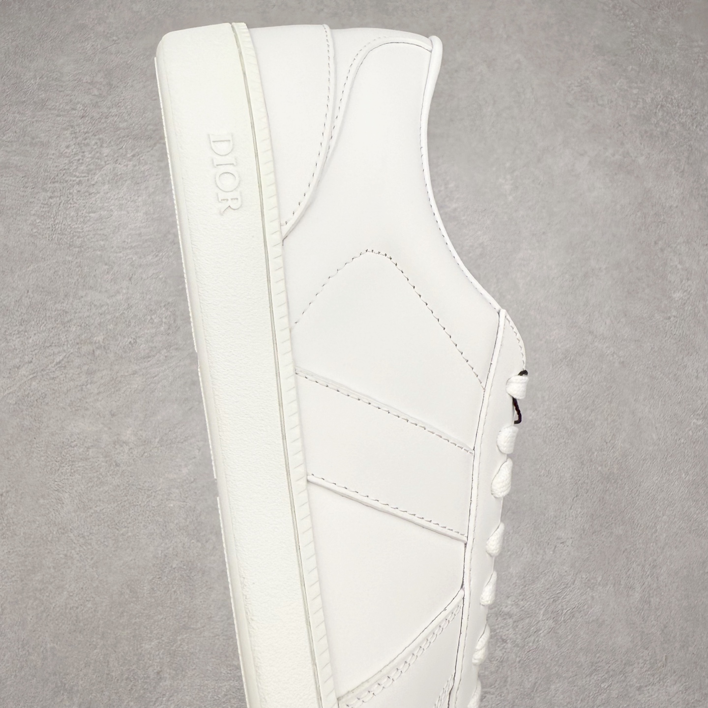 图片[6]-Dior迪奥 Matchpoint 2025最新 B01系列 德训鞋休闲运动鞋 原版购入开发 做货 这款 B01 Matchpoint运动鞋是二零二五秋季系列新品，标志着 Dior 经典款式的回归，以时尚优雅的廓形重新诠释。采用黑色和白色光滑牛皮革精心制作，饰以灰色绒面革拼接提升格调。鞋舌和内部侧面饰以 Dior 标志，鞋后跟饰以 CD Icon 标志。搭配琥珀色橡胶鞋底，点缀以 Dior 标志，可与 Dior Icons 限定系列的各式造型搭配，打造精致造型 配送专柜精美包装🛍📦 ▪️ 面料 ： 原版定制进口头层牛皮 ▪️ 内里 ： 柔软进口牛皮里 ▪️ 鞋底 ： 原版开模防滑TPU材质 ▪️ 底厚 ：2.5CM ▪️ 尺码： 39-45-选品中心