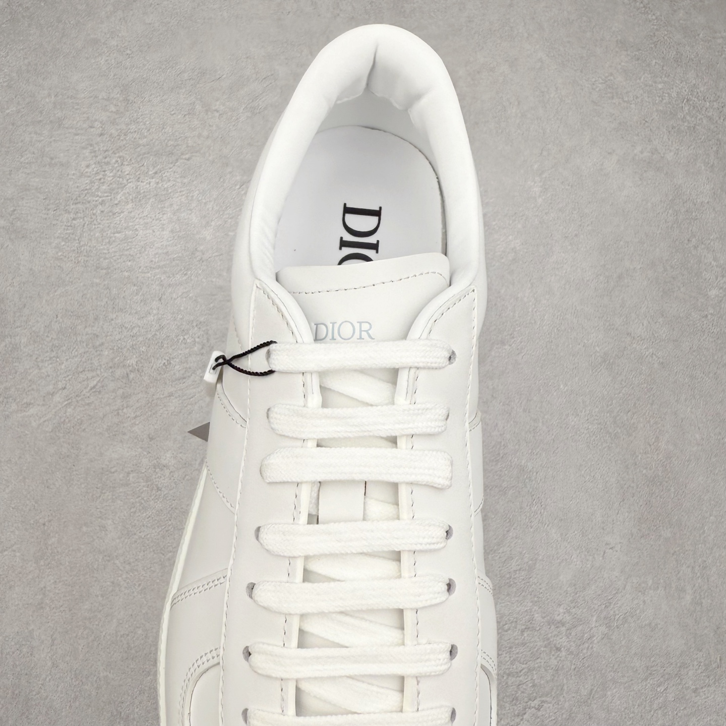 图片[5]-Dior迪奥 Matchpoint 2025最新 B01系列 德训鞋休闲运动鞋 原版购入开发 做货 这款 B01 Matchpoint运动鞋是二零二五秋季系列新品，标志着 Dior 经典款式的回归，以时尚优雅的廓形重新诠释。采用黑色和白色光滑牛皮革精心制作，饰以灰色绒面革拼接提升格调。鞋舌和内部侧面饰以 Dior 标志，鞋后跟饰以 CD Icon 标志。搭配琥珀色橡胶鞋底，点缀以 Dior 标志，可与 Dior Icons 限定系列的各式造型搭配，打造精致造型 配送专柜精美包装🛍📦 ▪️ 面料 ： 原版定制进口头层牛皮 ▪️ 内里 ： 柔软进口牛皮里 ▪️ 鞋底 ： 原版开模防滑TPU材质 ▪️ 底厚 ：2.5CM ▪️ 尺码： 39-45-选品中心