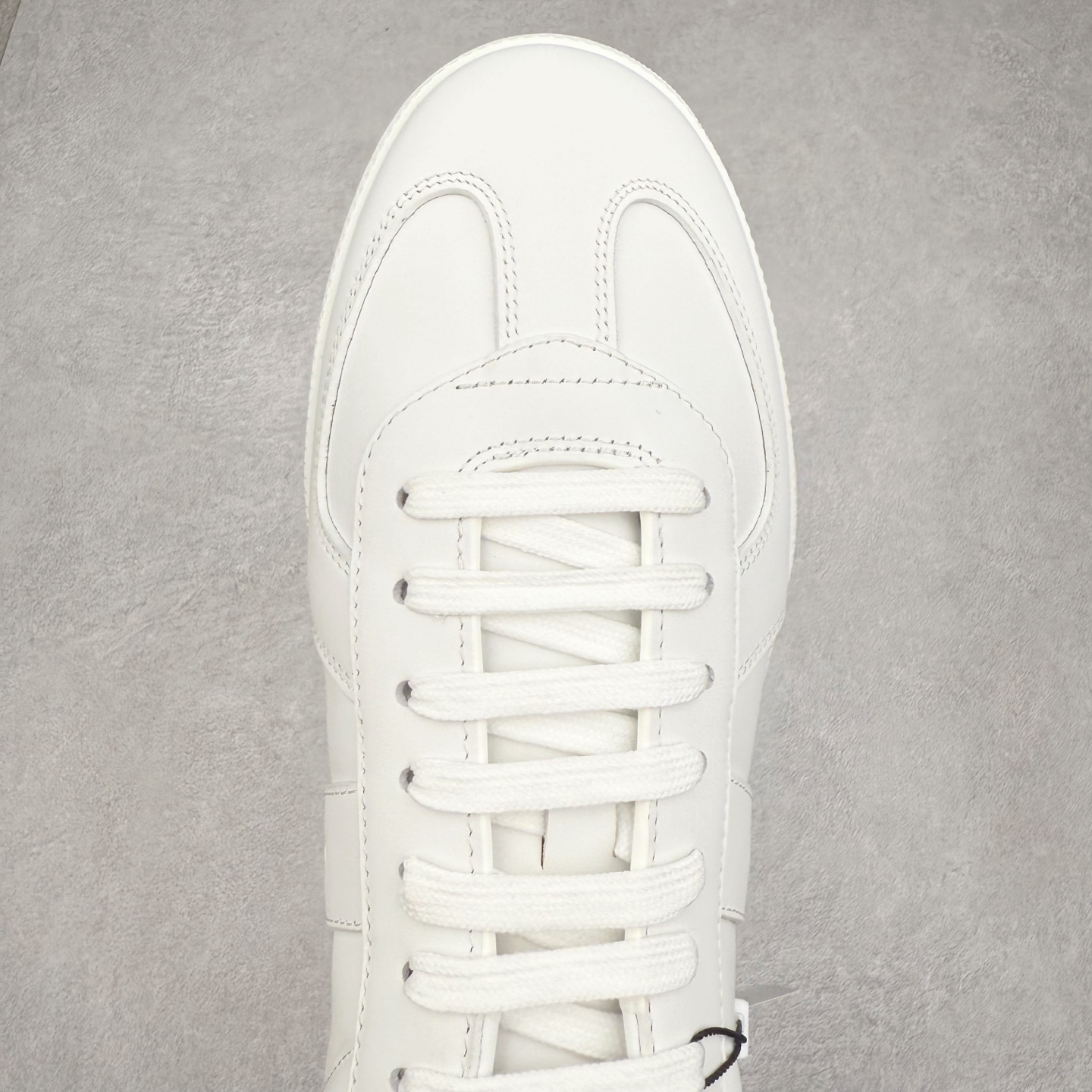 图片[4]-Dior迪奥 Matchpoint 2025最新 B01系列 德训鞋休闲运动鞋 原版购入开发 做货 这款 B01 Matchpoint运动鞋是二零二五秋季系列新品，标志着 Dior 经典款式的回归，以时尚优雅的廓形重新诠释。采用黑色和白色光滑牛皮革精心制作，饰以灰色绒面革拼接提升格调。鞋舌和内部侧面饰以 Dior 标志，鞋后跟饰以 CD Icon 标志。搭配琥珀色橡胶鞋底，点缀以 Dior 标志，可与 Dior Icons 限定系列的各式造型搭配，打造精致造型 配送专柜精美包装🛍📦 ▪️ 面料 ： 原版定制进口头层牛皮 ▪️ 内里 ： 柔软进口牛皮里 ▪️ 鞋底 ： 原版开模防滑TPU材质 ▪️ 底厚 ：2.5CM ▪️ 尺码： 39-45-选品中心