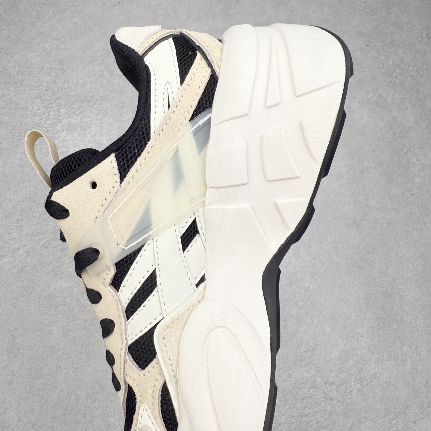 图片[7]-Onitsuka Tiger SP-1 鬼塚虎织物牛剖层革合成革厚底百搭减震耐磨低帮生活休闲鞋 鬼塚虎从运动中汲取灵感，并致力于打造融合舒适感受与创新设计的时尚品牌。品牌的设计风格既体现了对传统的致敬，同时也表达了对精致风格和现代创意的推崇。我们提供独具个性的全系列产品，打造从头到脚的整体穿搭。每件产品皆以精湛工艺匠心打造，细节考究，品质出众。尺码：36 37 37.5 38 39 39.5 40.5 41.5 42 42.5 43.5 44 45-选品中心