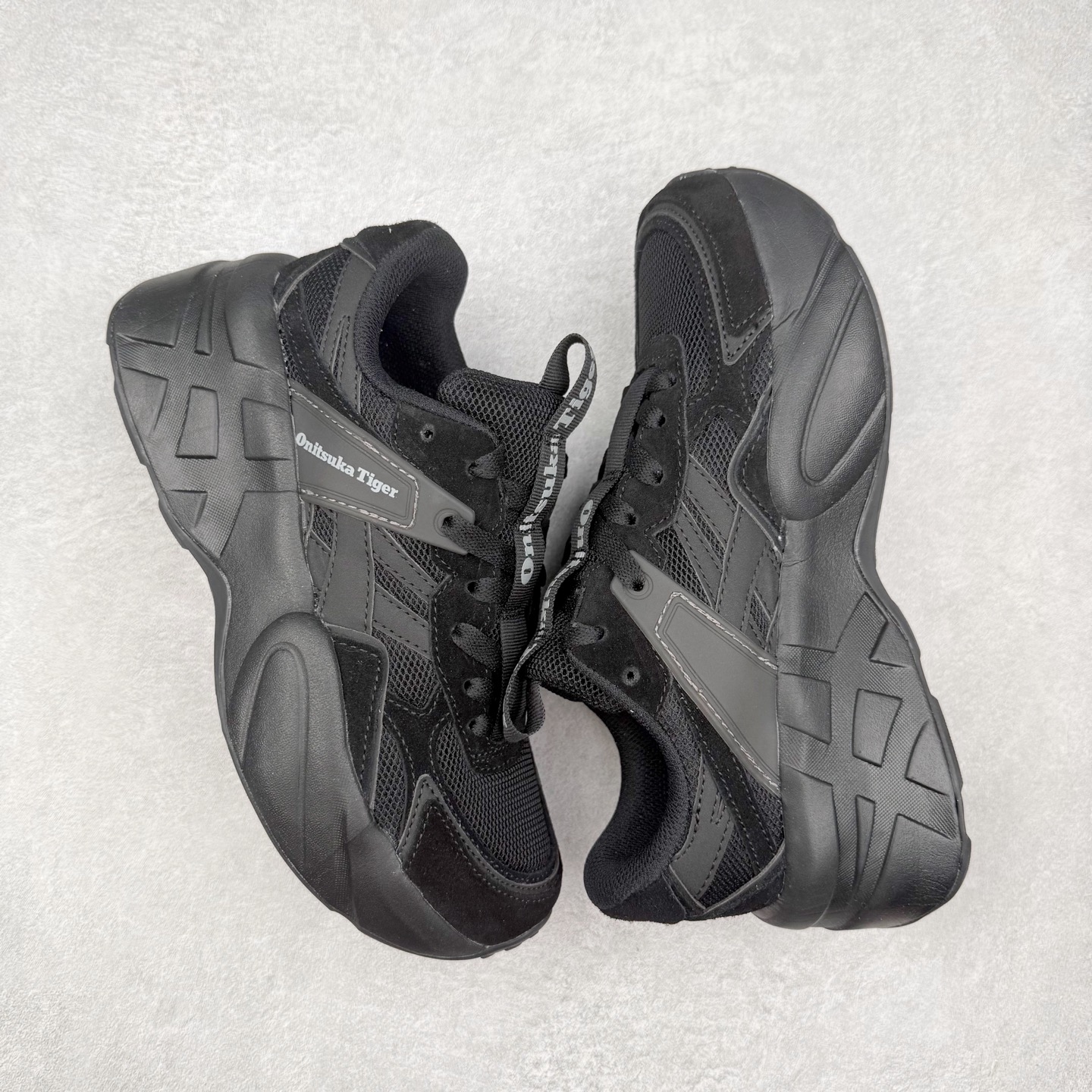 图片[3]-Onitsuka Tiger SP-1 鬼塚虎织物牛剖层革合成革厚底百搭减震耐磨低帮生活休闲鞋 鬼塚虎从运动中汲取灵感，并致力于打造融合舒适感受与创新设计的时尚品牌。品牌的设计风格既体现了对传统的致敬，同时也表达了对精致风格和现代创意的推崇。我们提供独具个性的全系列产品，打造从头到脚的整体穿搭。每件产品皆以精湛工艺匠心打造，细节考究，品质出众。尺码：36 37 37.5 38 39 39.5 40.5 41.5 42 42.5 43.5 44 45-选品中心