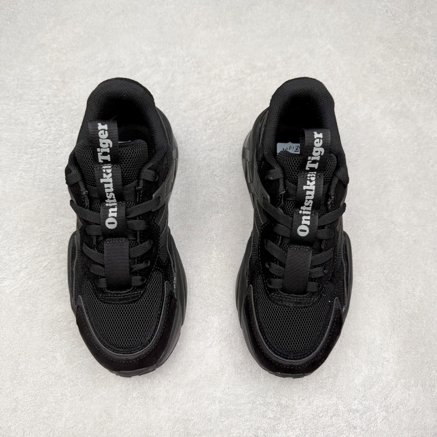 图片[2]-Onitsuka Tiger SP-1 鬼塚虎织物牛剖层革合成革厚底百搭减震耐磨低帮生活休闲鞋 鬼塚虎从运动中汲取灵感，并致力于打造融合舒适感受与创新设计的时尚品牌。品牌的设计风格既体现了对传统的致敬，同时也表达了对精致风格和现代创意的推崇。我们提供独具个性的全系列产品，打造从头到脚的整体穿搭。每件产品皆以精湛工艺匠心打造，细节考究，品质出众。尺码：36 37 37.5 38 39 39.5 40.5 41.5 42 42.5 43.5 44 45-选品中心