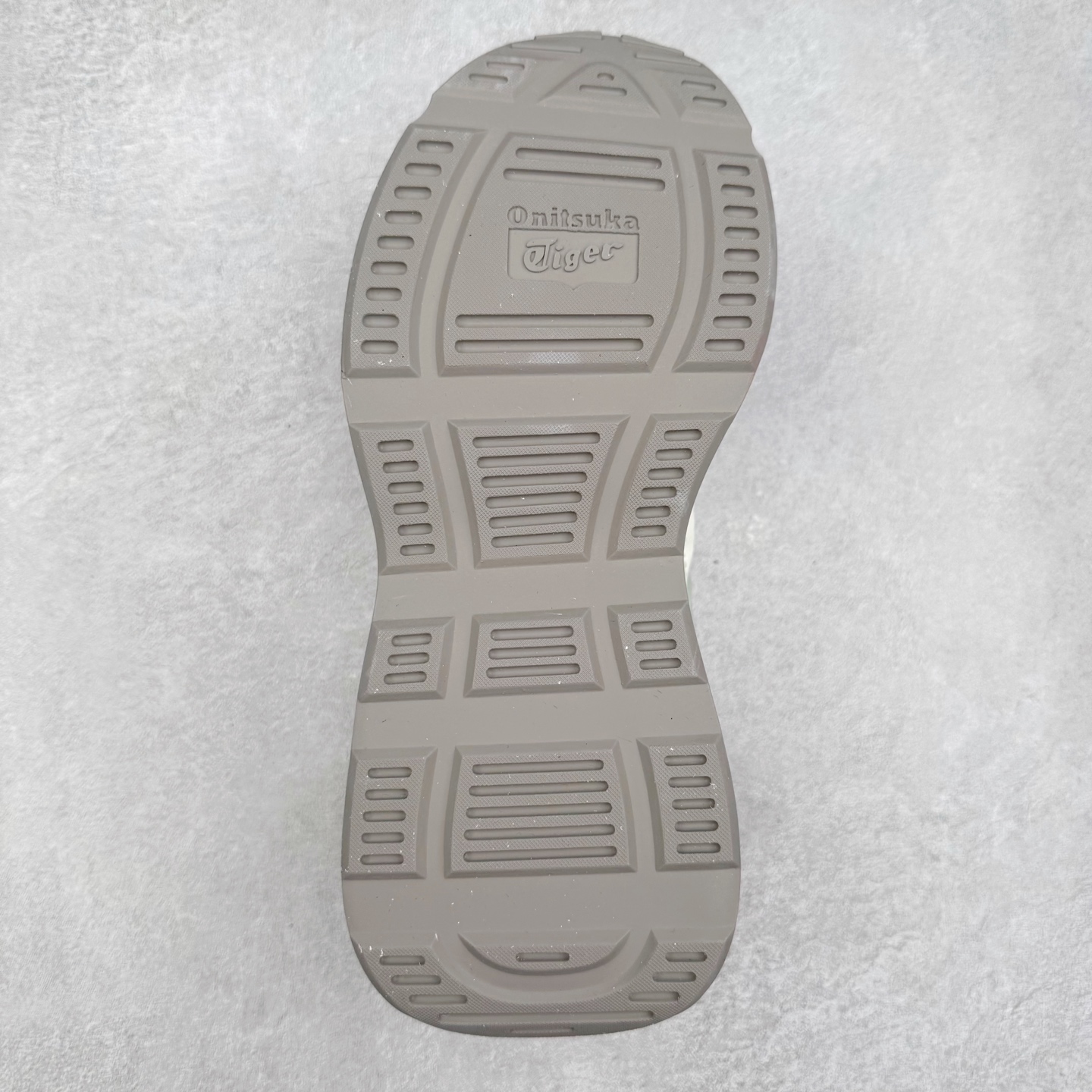 图片[9]-Onitsuka Tiger SP-1 鬼塚虎织物牛剖层革合成革厚底百搭减震耐磨低帮生活休闲鞋 鬼塚虎从运动中汲取灵感，并致力于打造融合舒适感受与创新设计的时尚品牌。品牌的设计风格既体现了对传统的致敬，同时也表达了对精致风格和现代创意的推崇。我们提供独具个性的全系列产品，打造从头到脚的整体穿搭。每件产品皆以精湛工艺匠心打造，细节考究，品质出众。尺码：36 37 37.5 38 39 39.5 40.5 41.5 42 42.5 43.5 44 45-选品中心